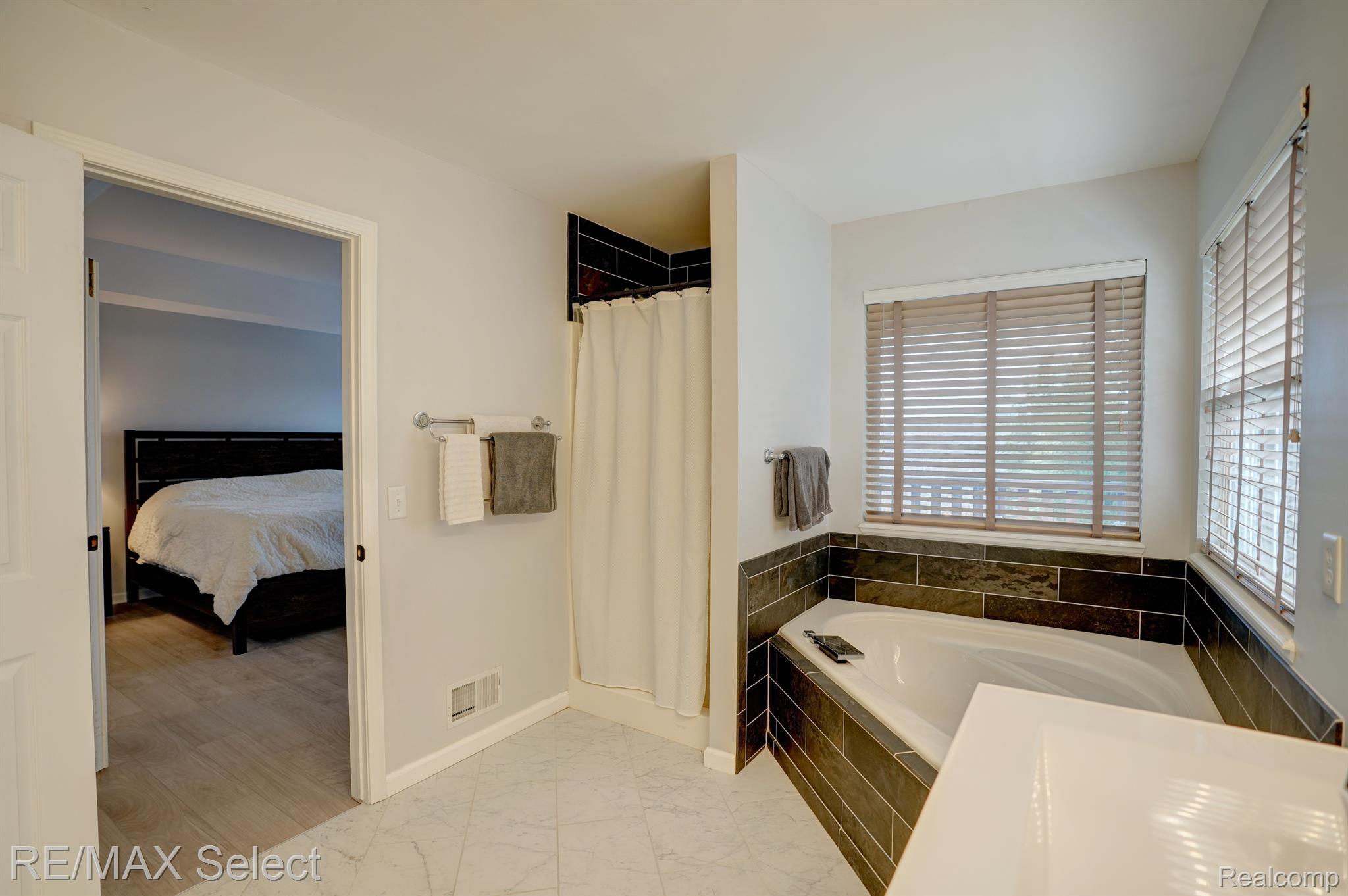 4392 OAK TREE Trail