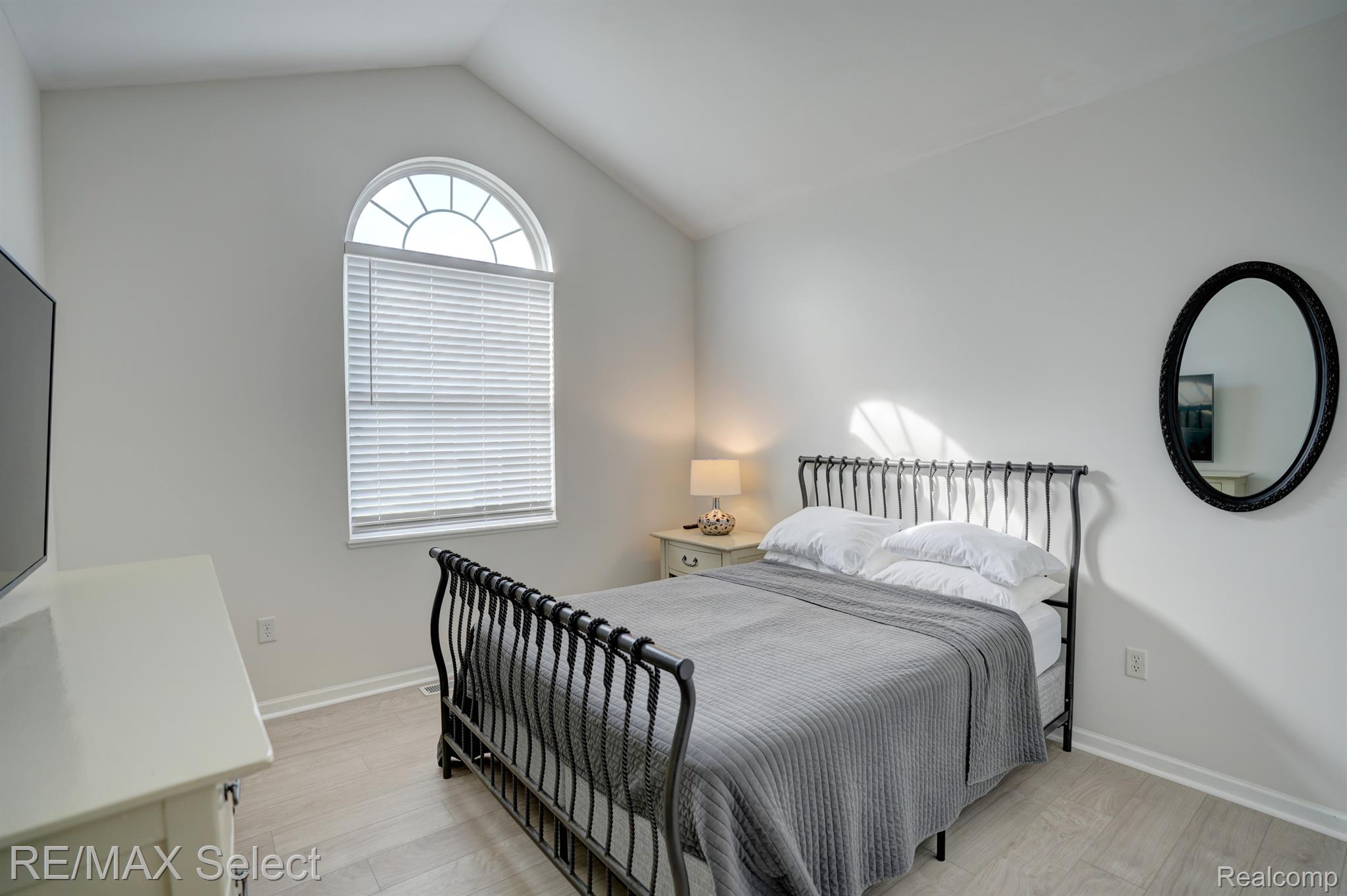 4392 OAK TREE Trail