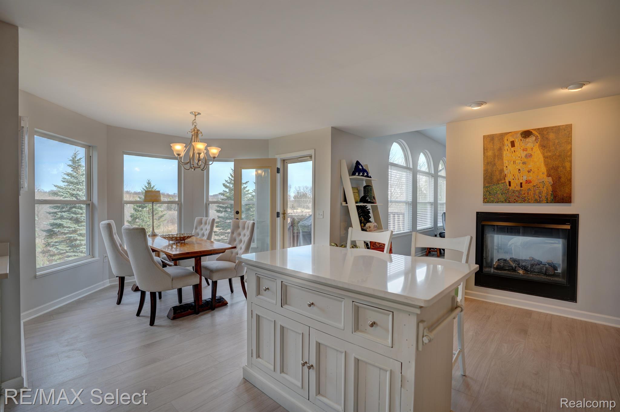 4392 OAK TREE Trail