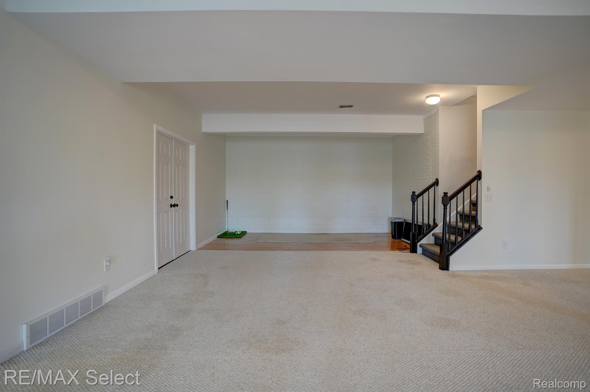 4392 OAK TREE Trail