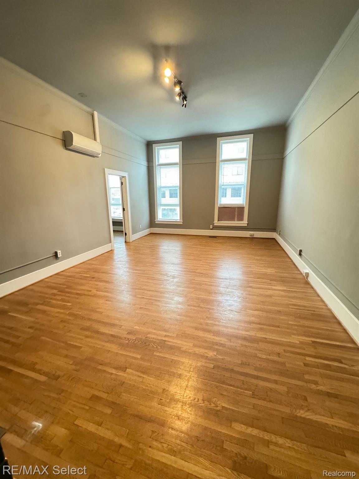 106 S LEROY Street