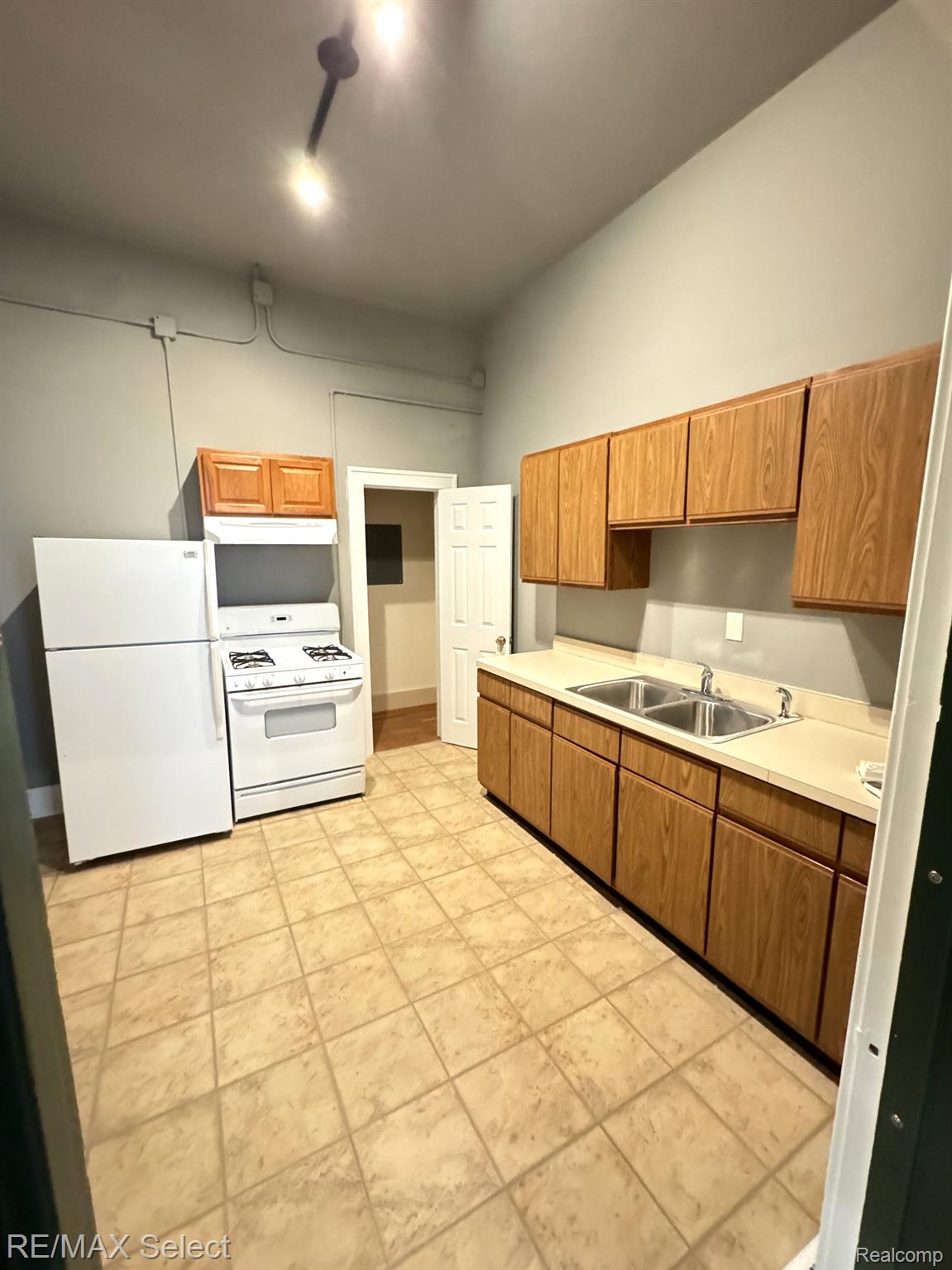 106 S LEROY Street