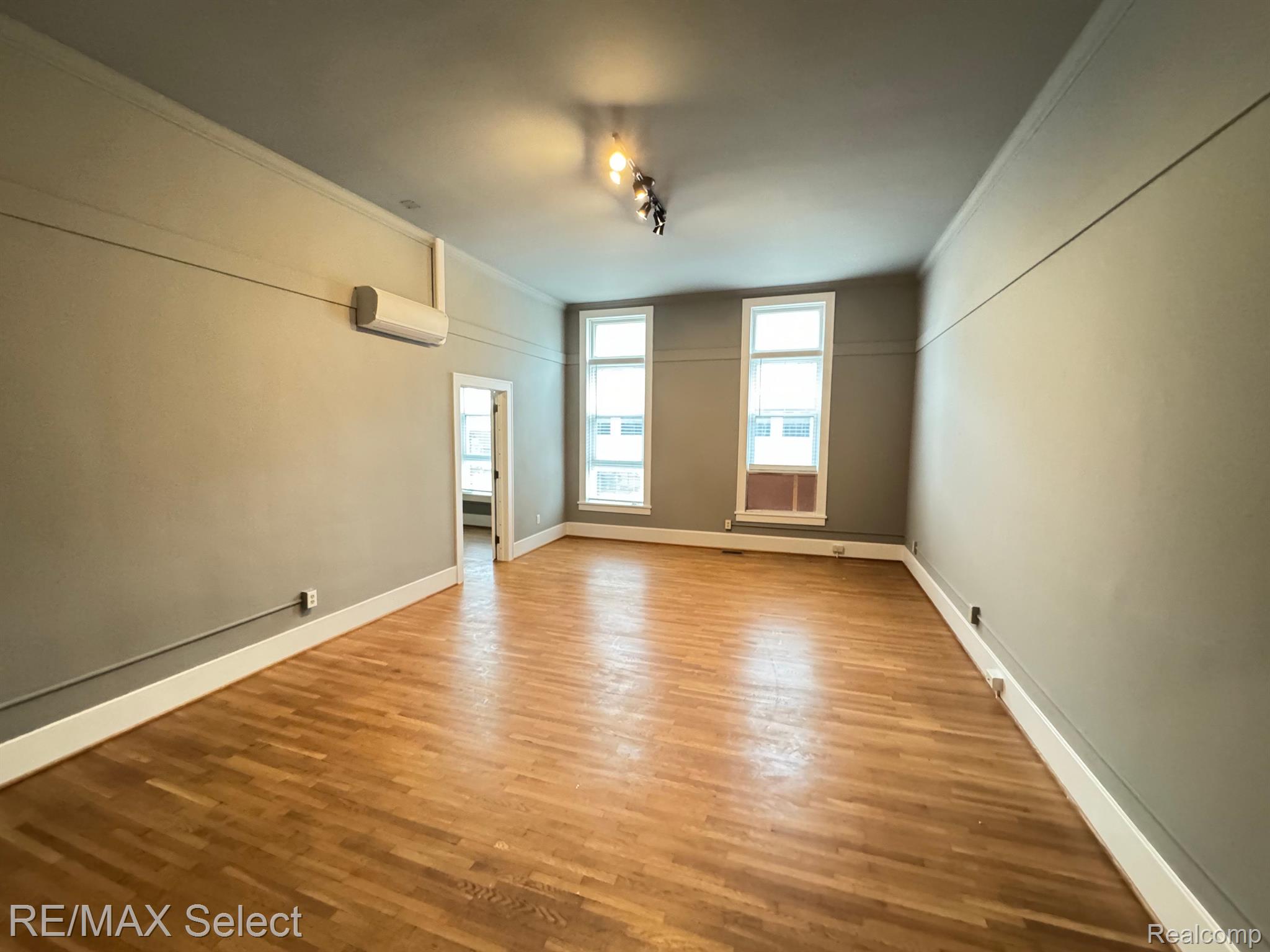 106 S LEROY Street