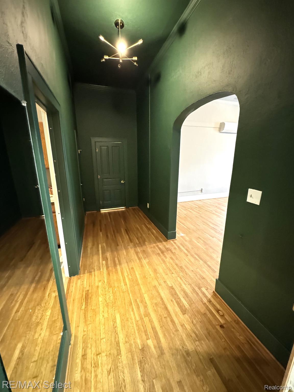 106 S LEROY Street
