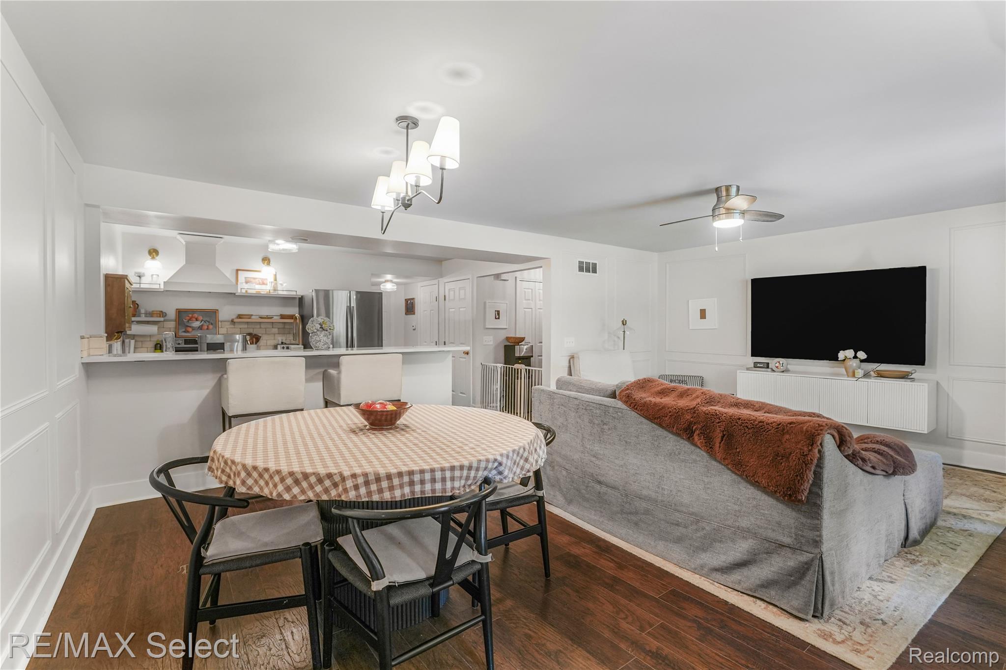 604 FENTON COMMONS Lane