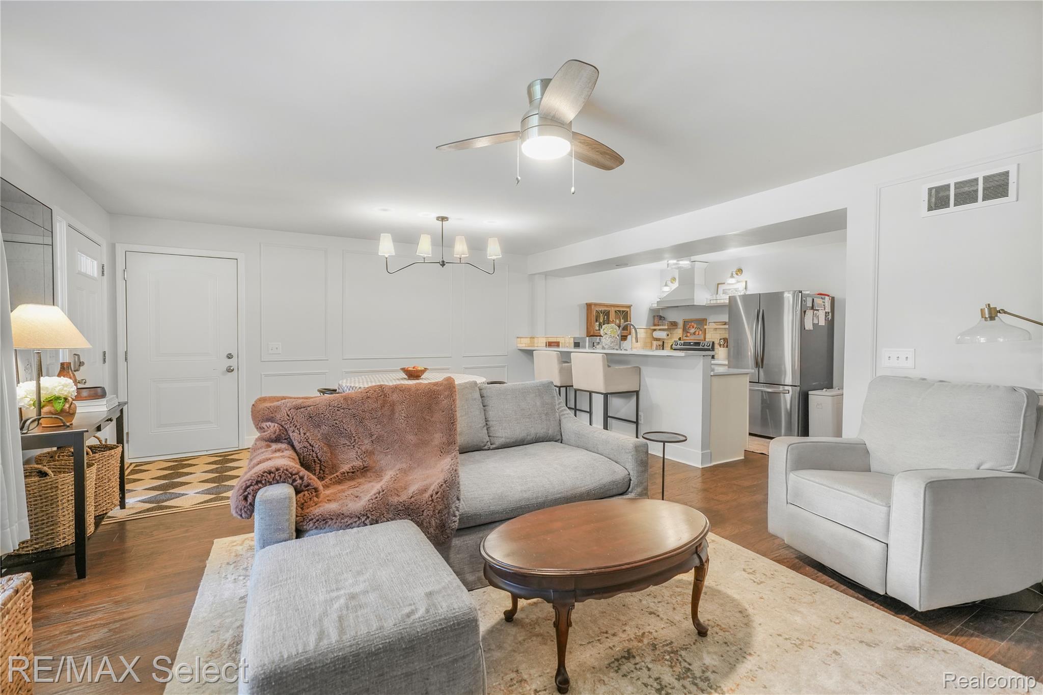 604 FENTON COMMONS Lane