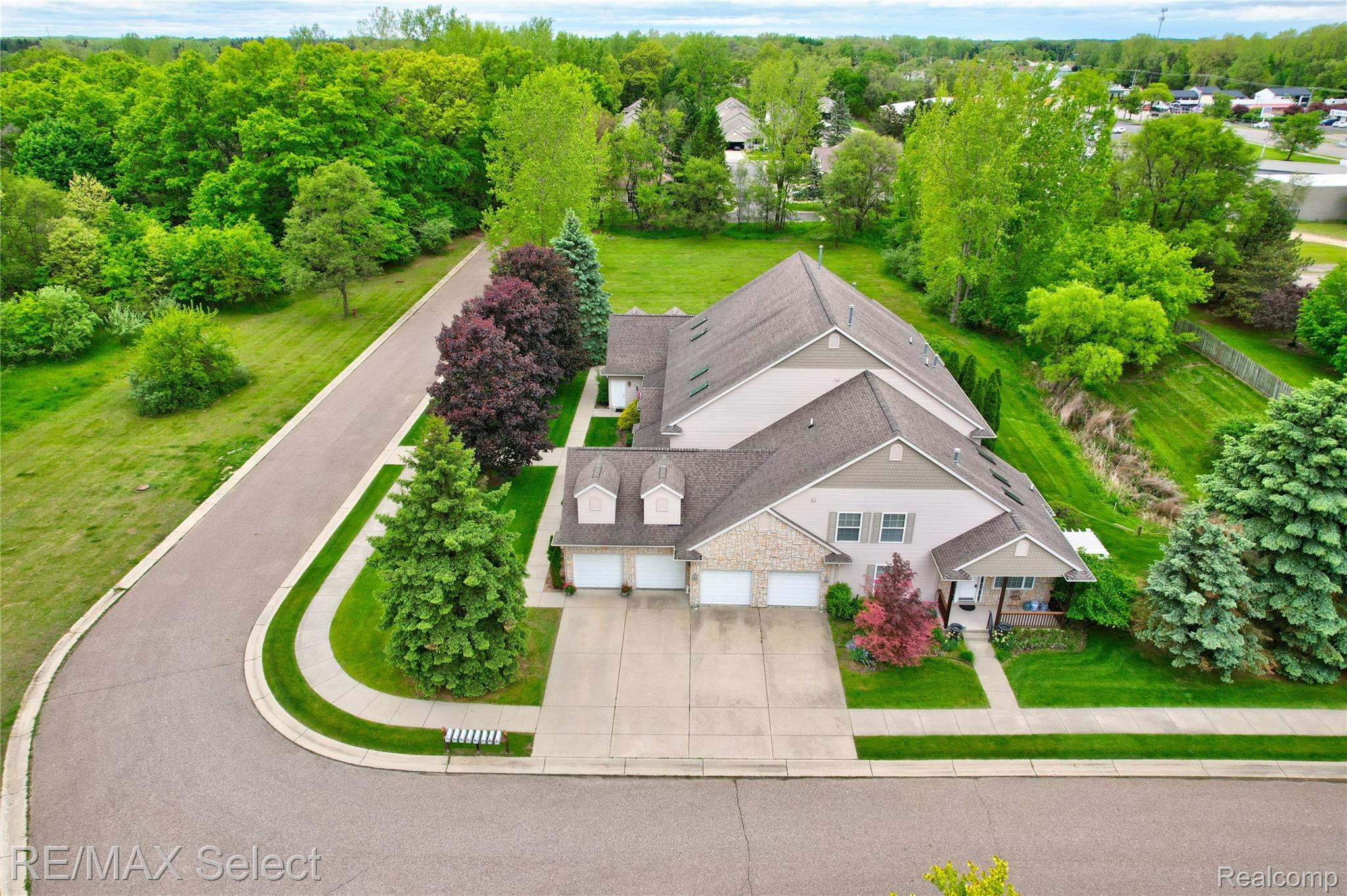 604 FENTON COMMONS Lane