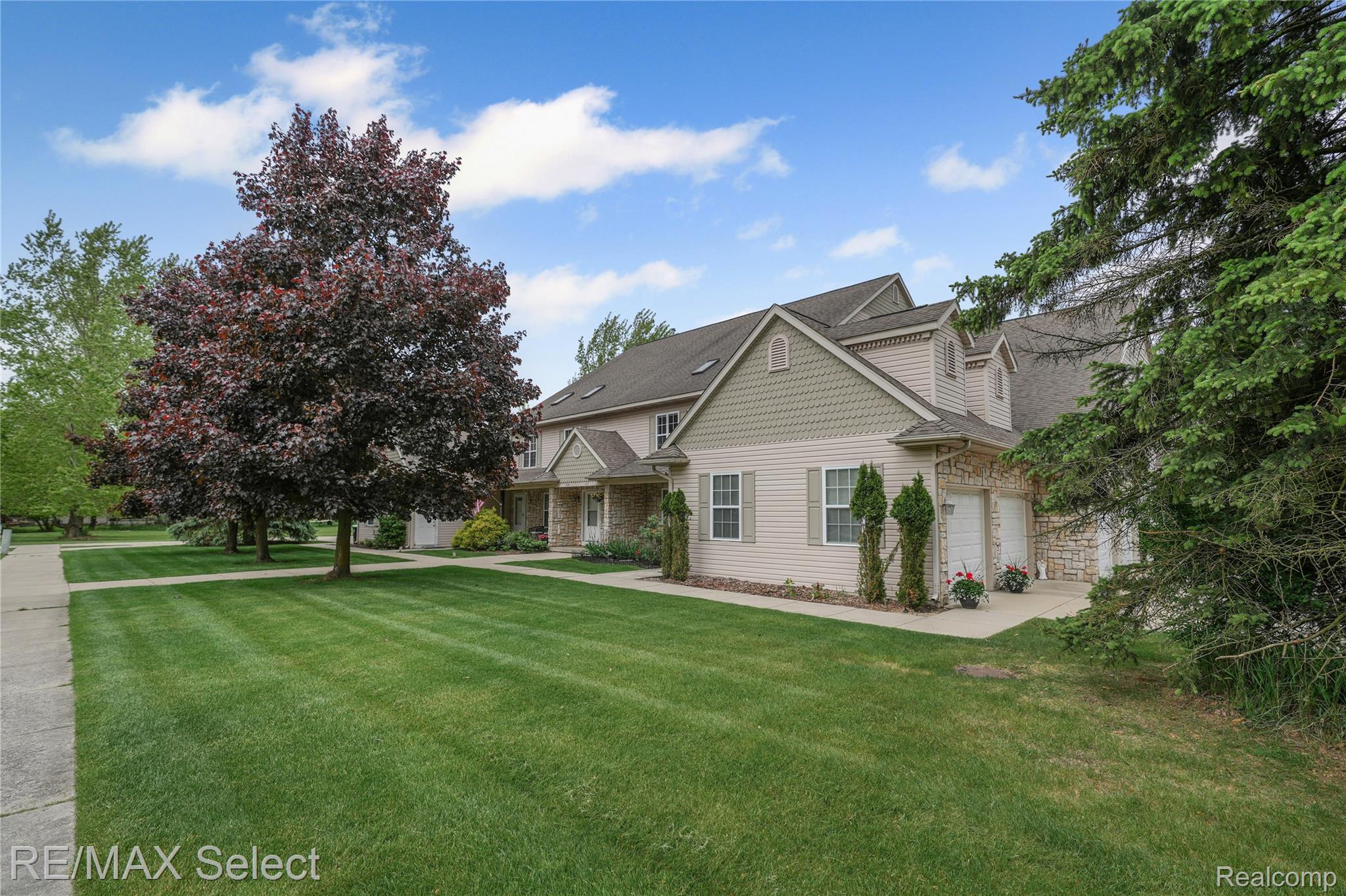 604 FENTON COMMONS Lane