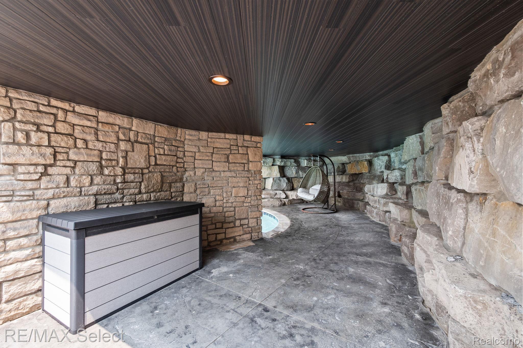 2559 N Long Lake Road