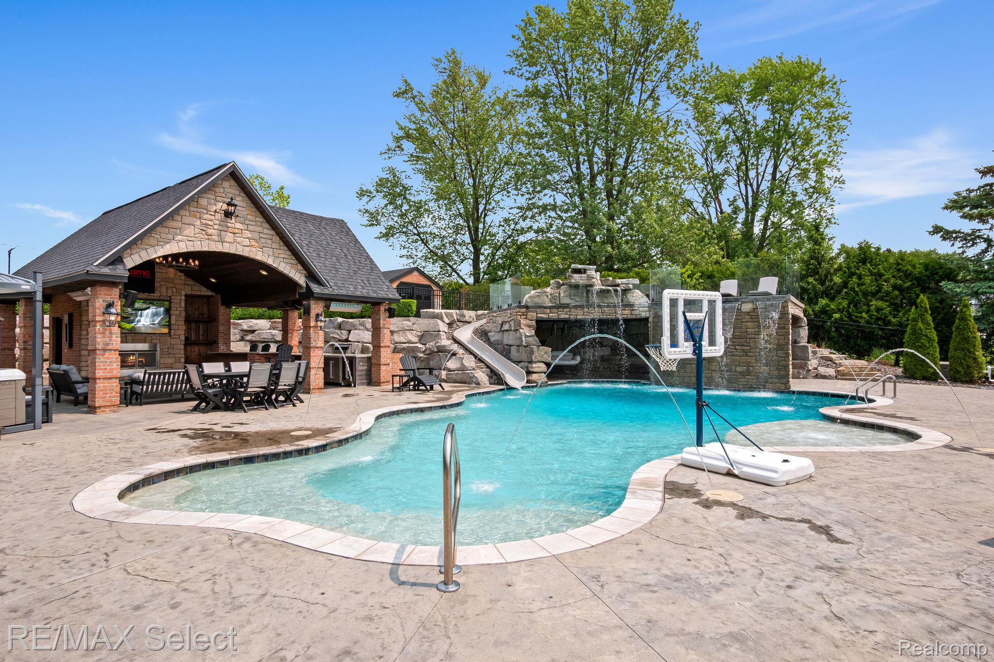 2559 N Long Lake Road