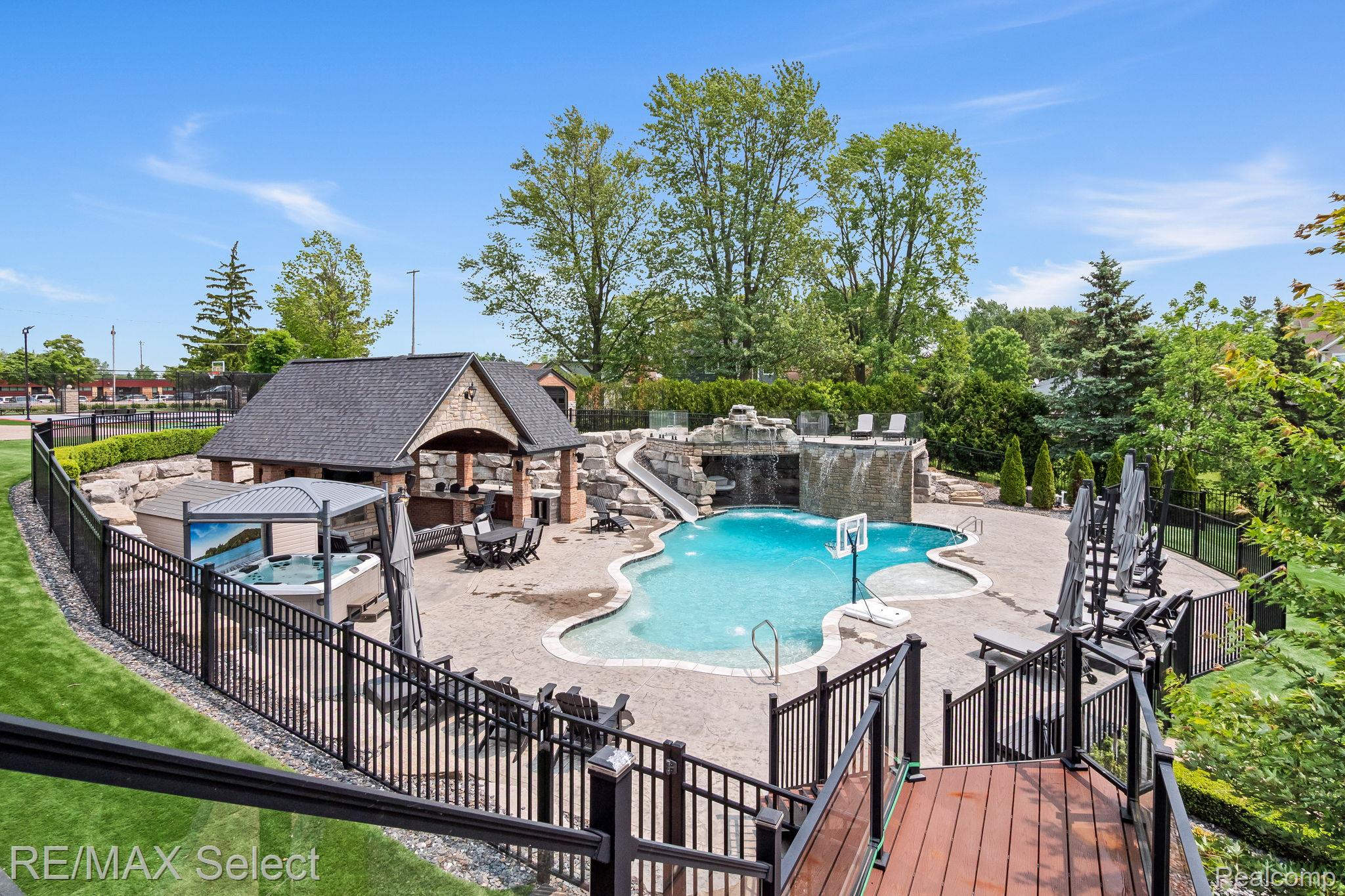 2559 N Long Lake Road