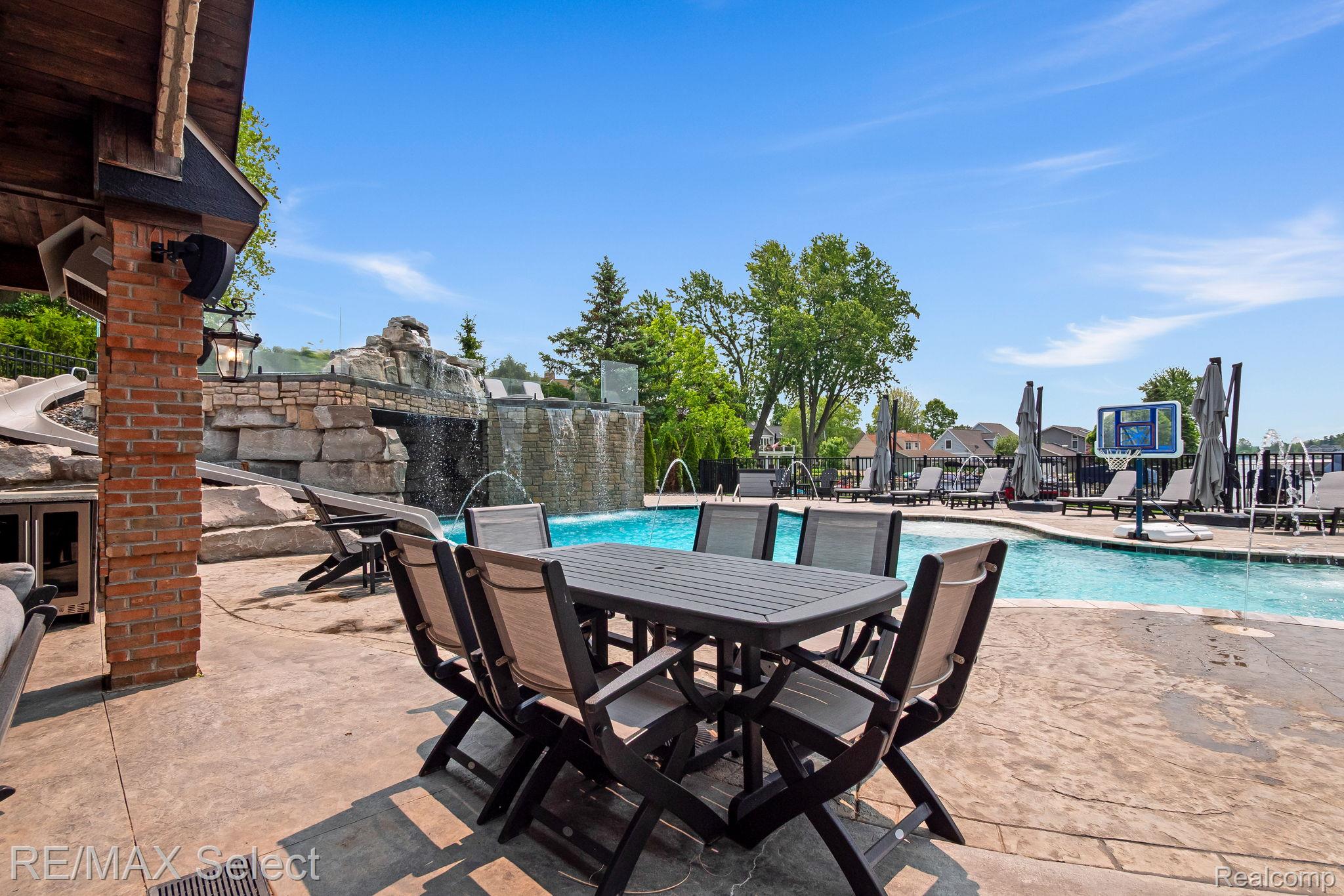 2559 N Long Lake Road