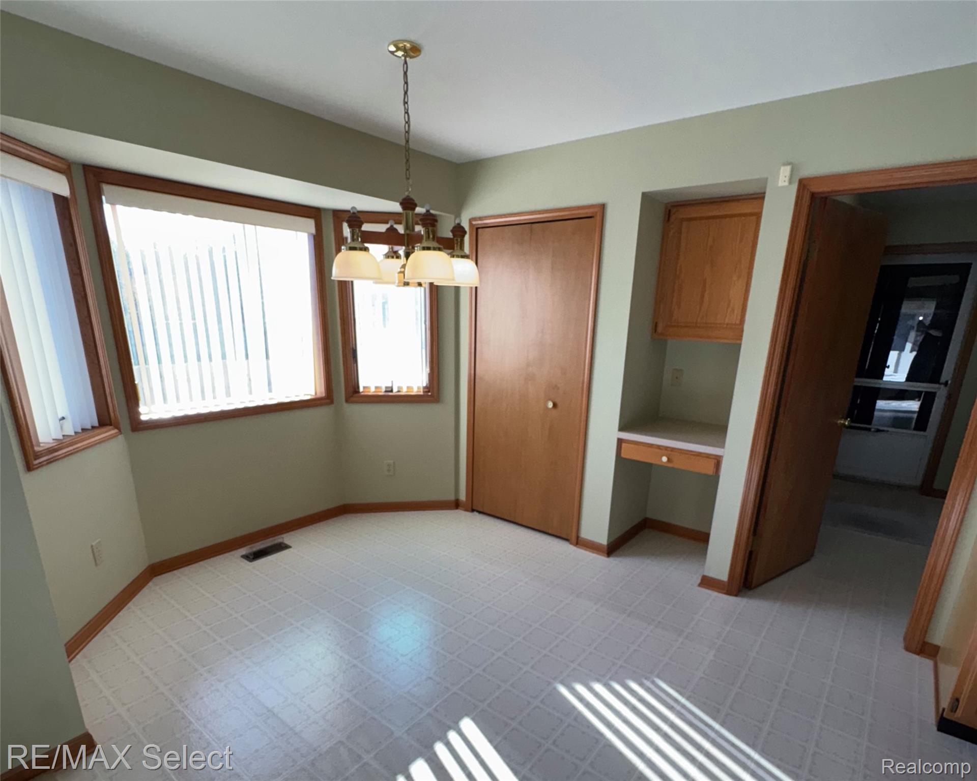 6011 Oak Creek Drive