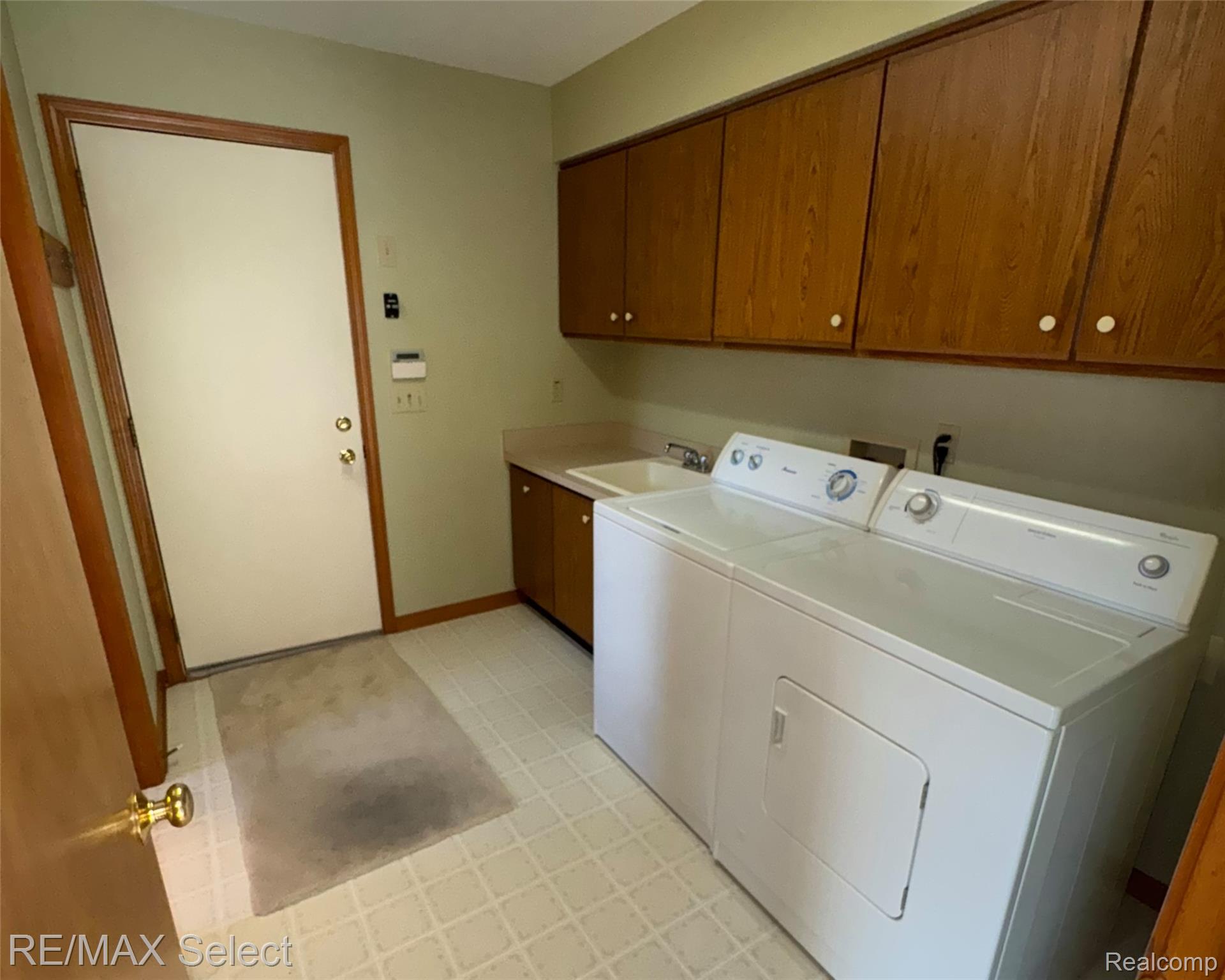 6011 Oak Creek Drive