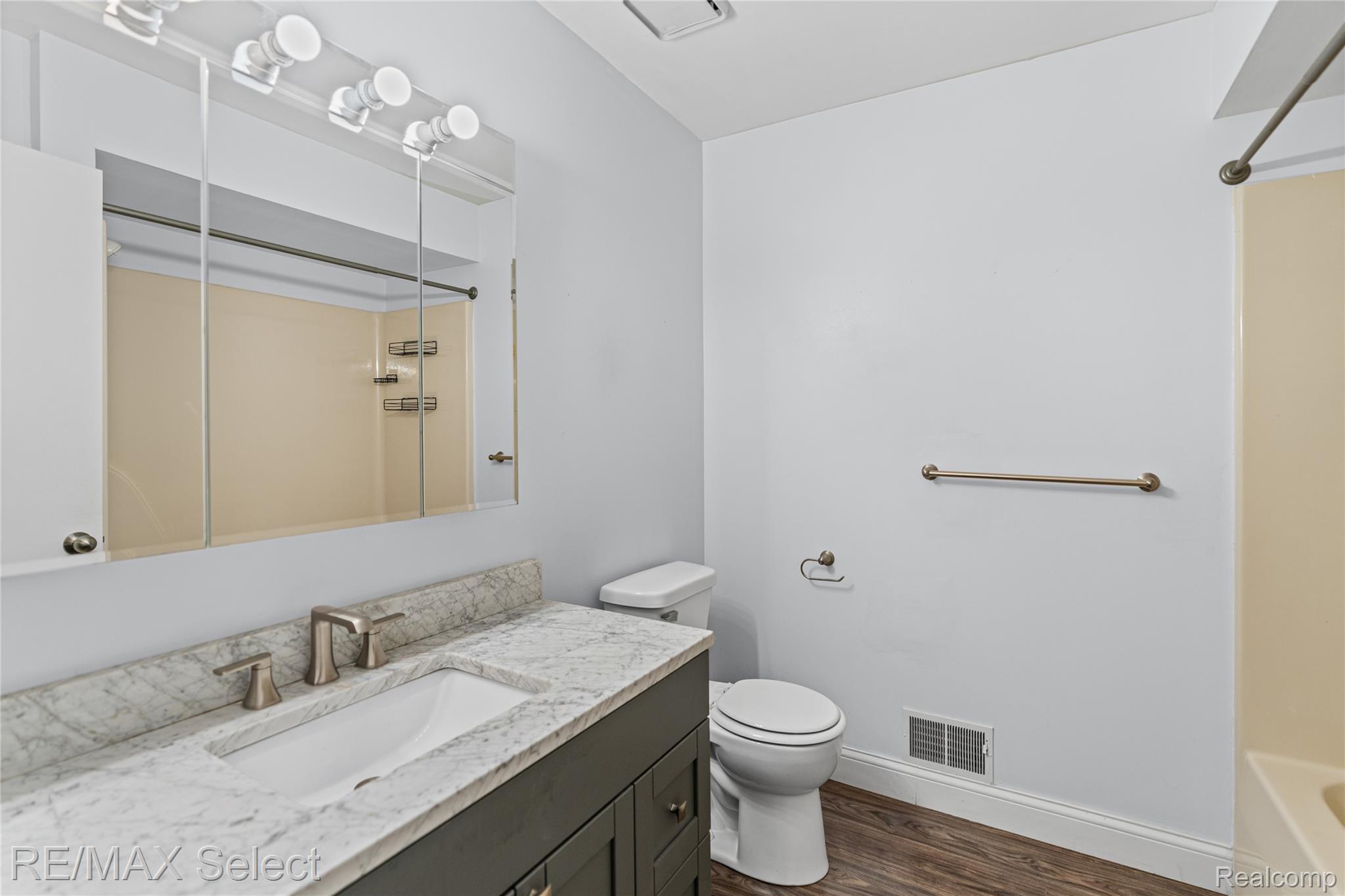 580 Oakbrook Circle