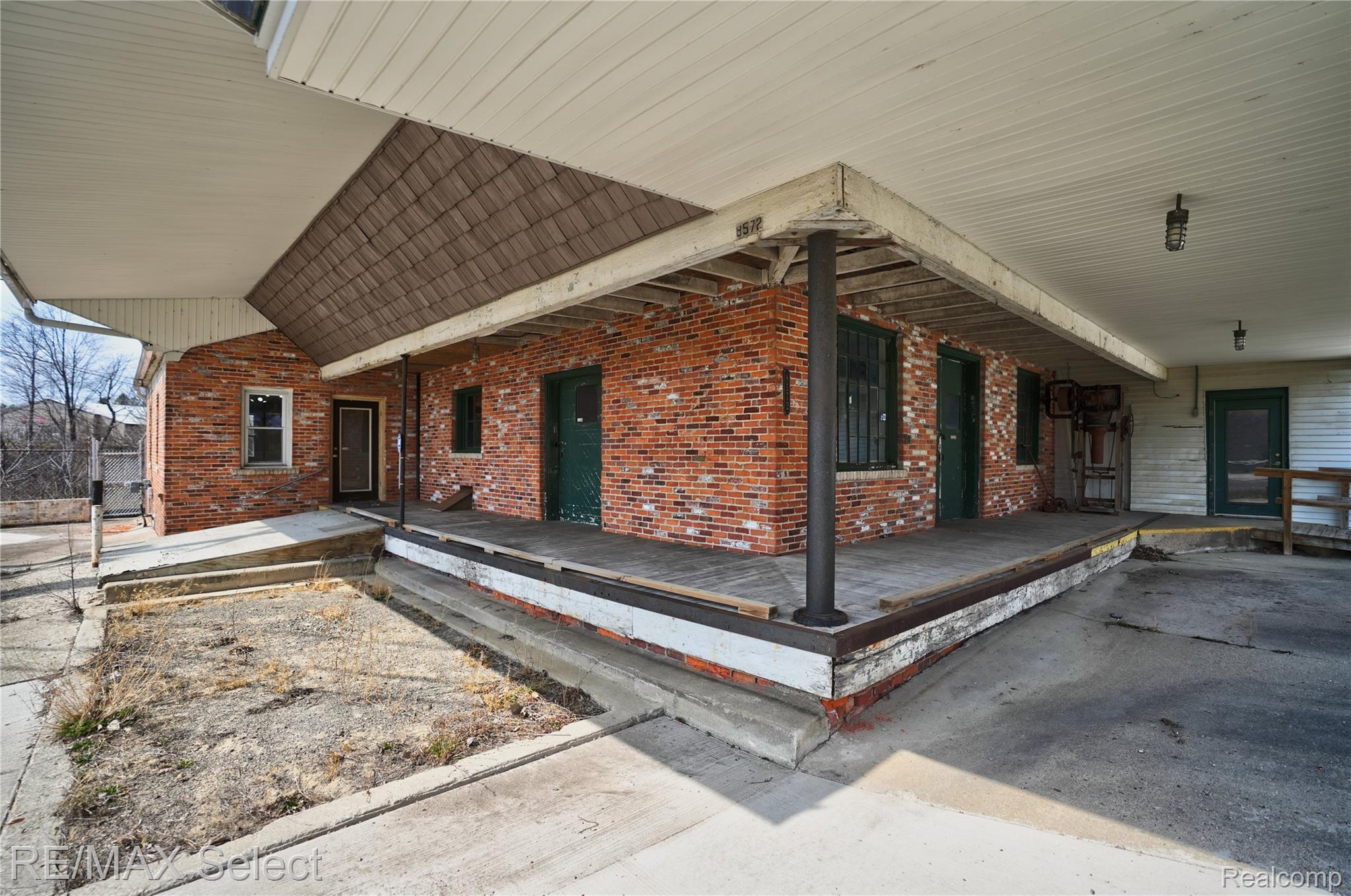 8572 Silver Lake Road