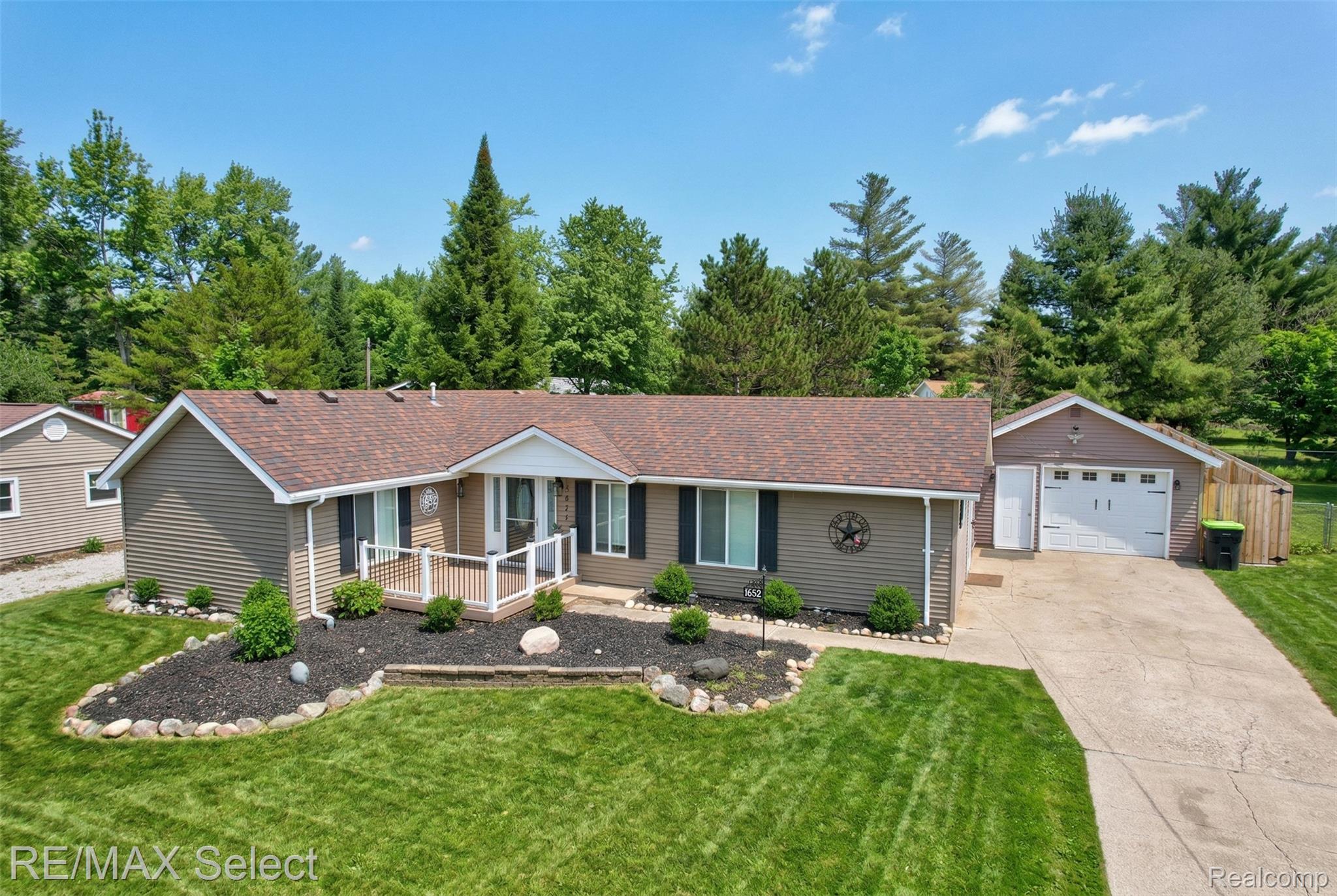 1652 Higgins Road