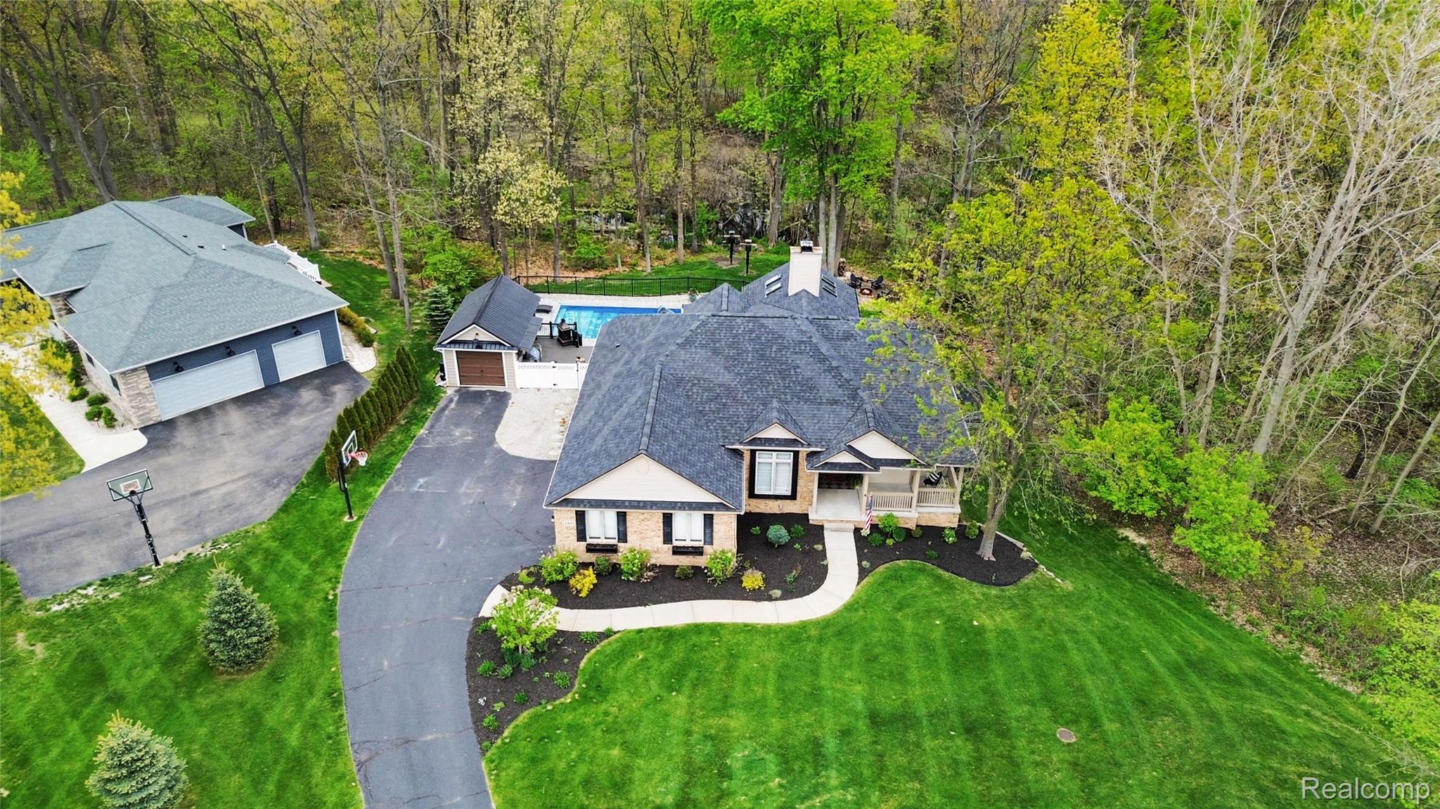 1263 Victoria Lane