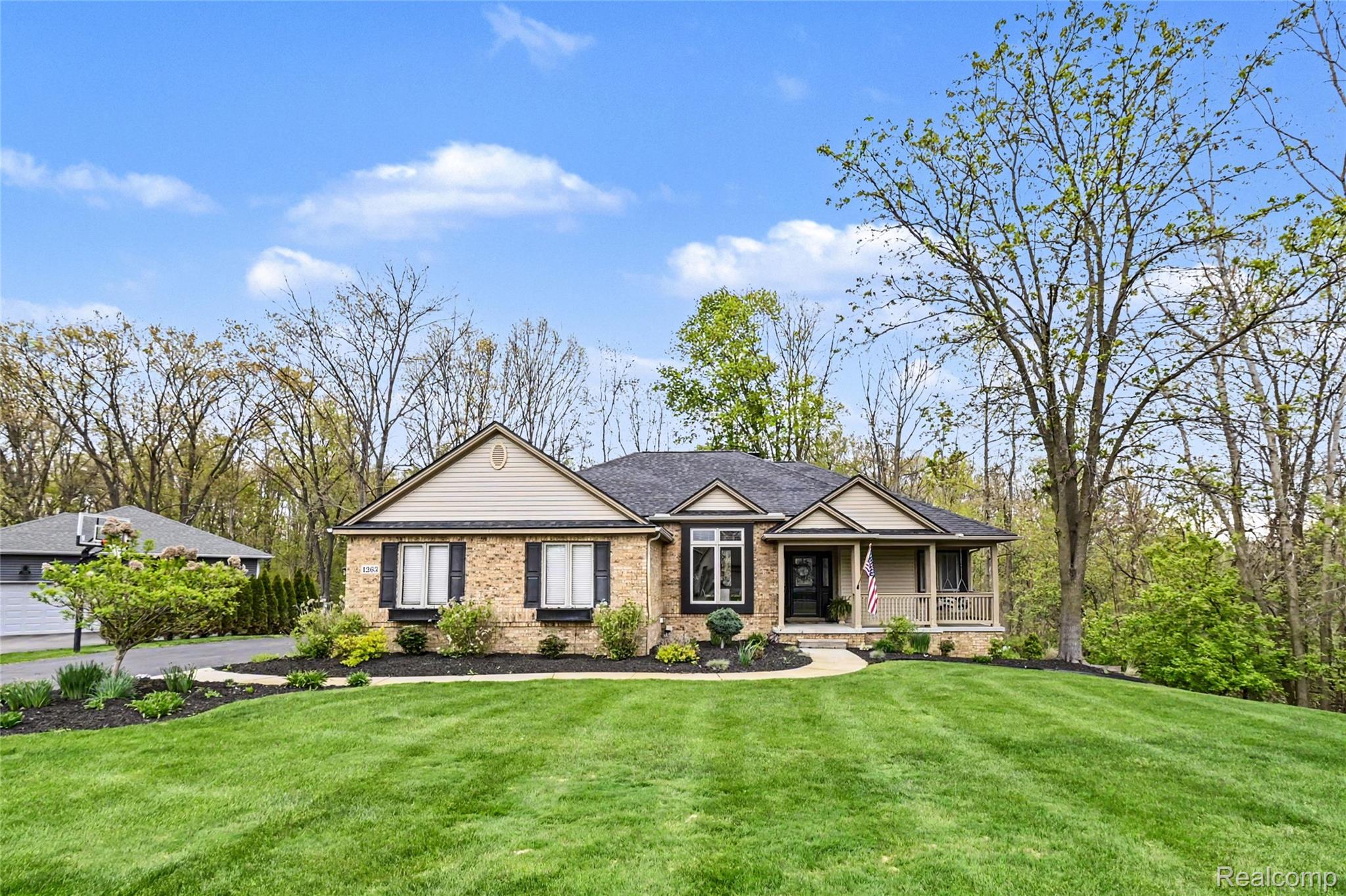 1263 Victoria Lane