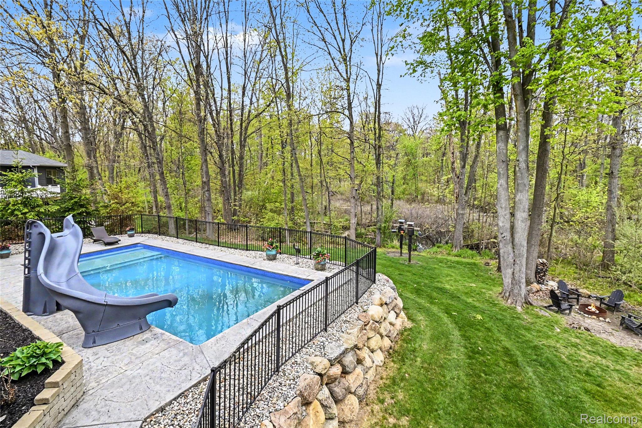 1263 Victoria Lane