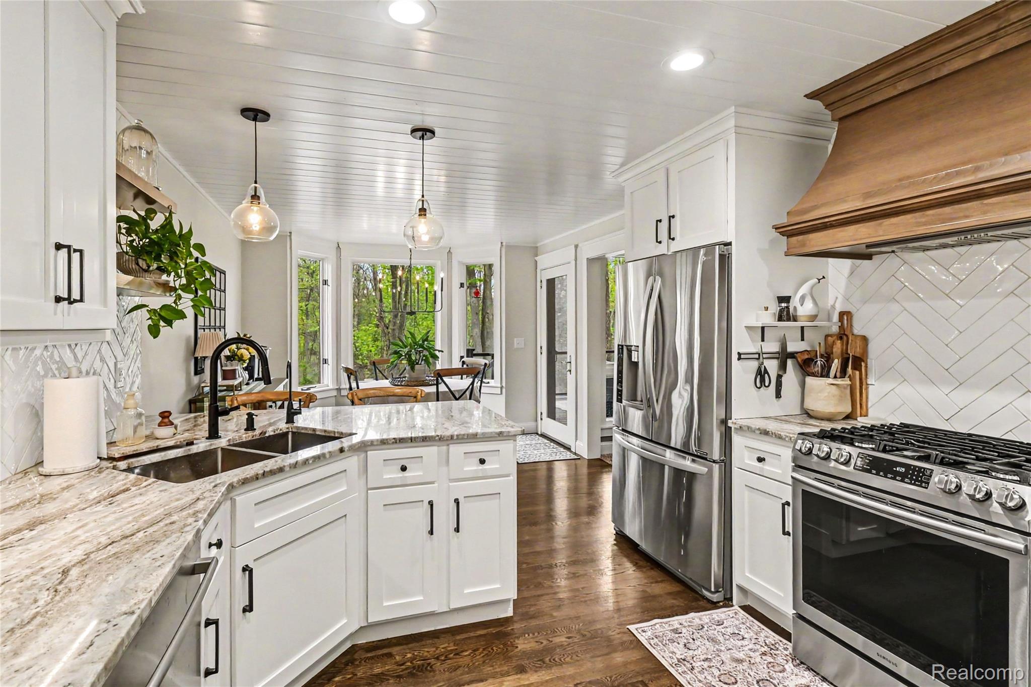 1263 Victoria Lane