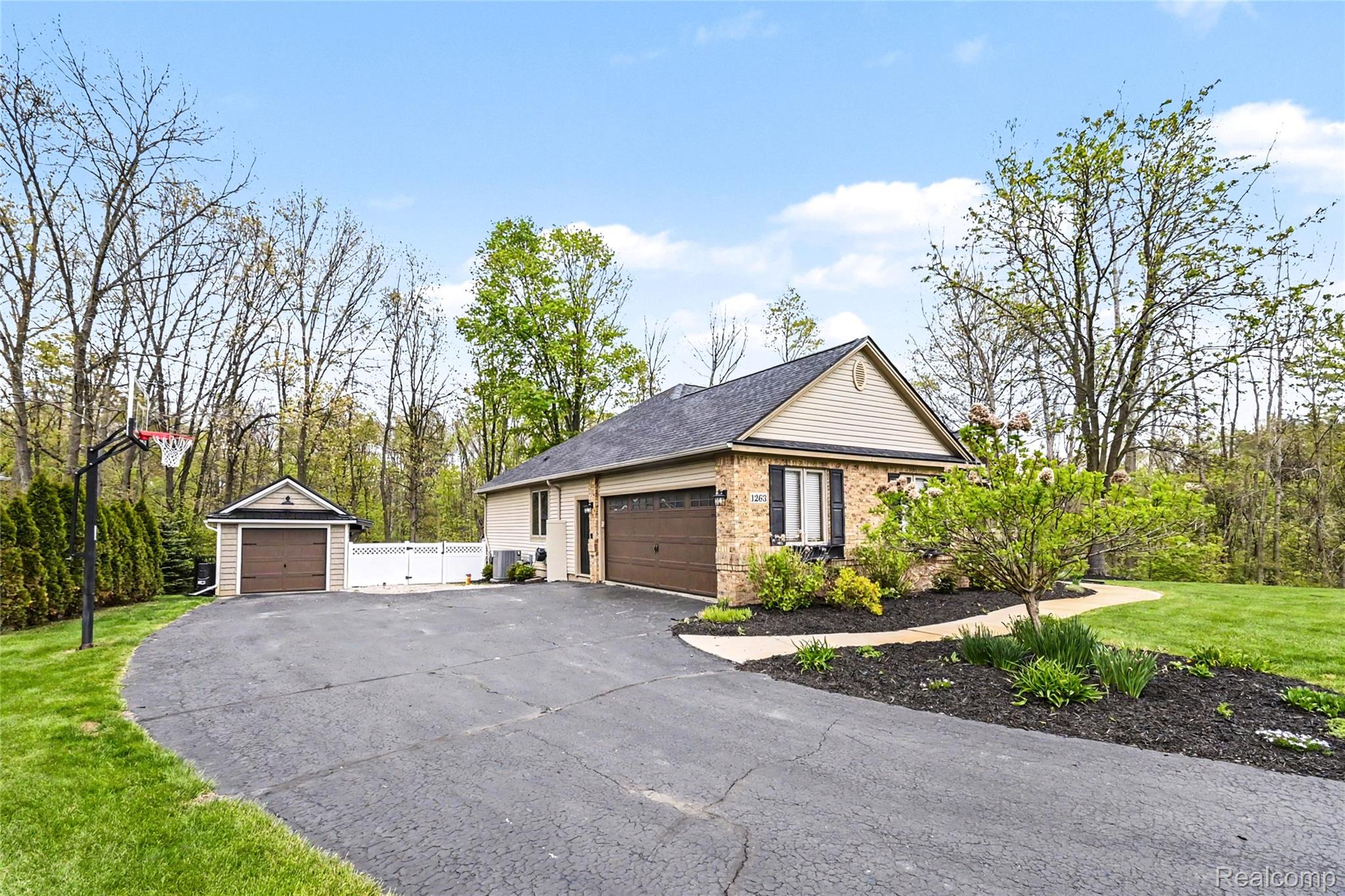 1263 Victoria Lane