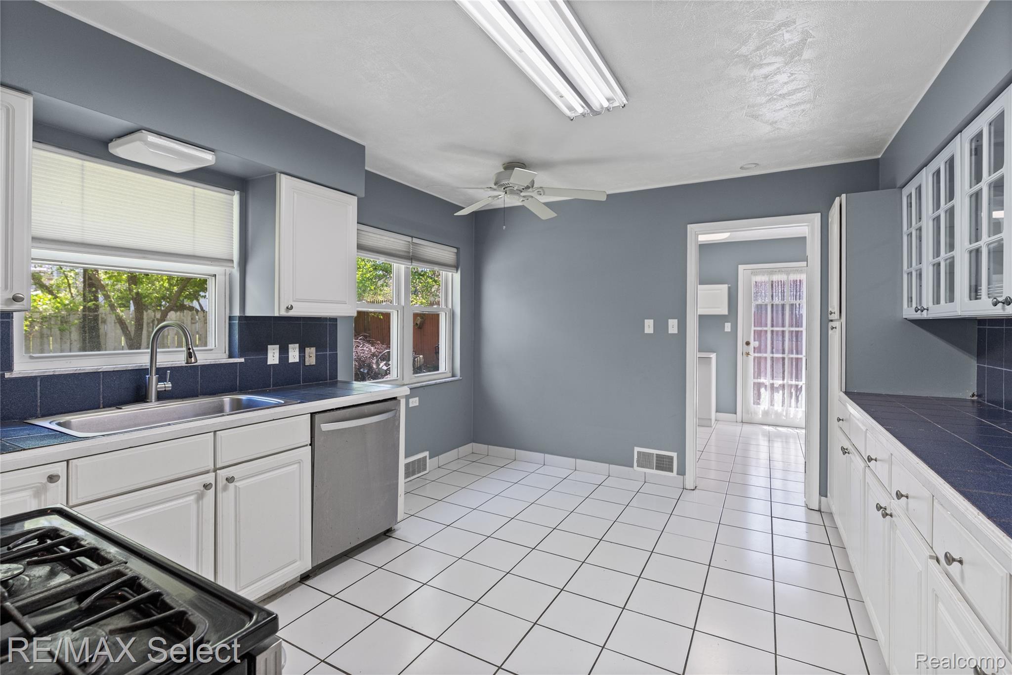 3441 Hawthorne Drive