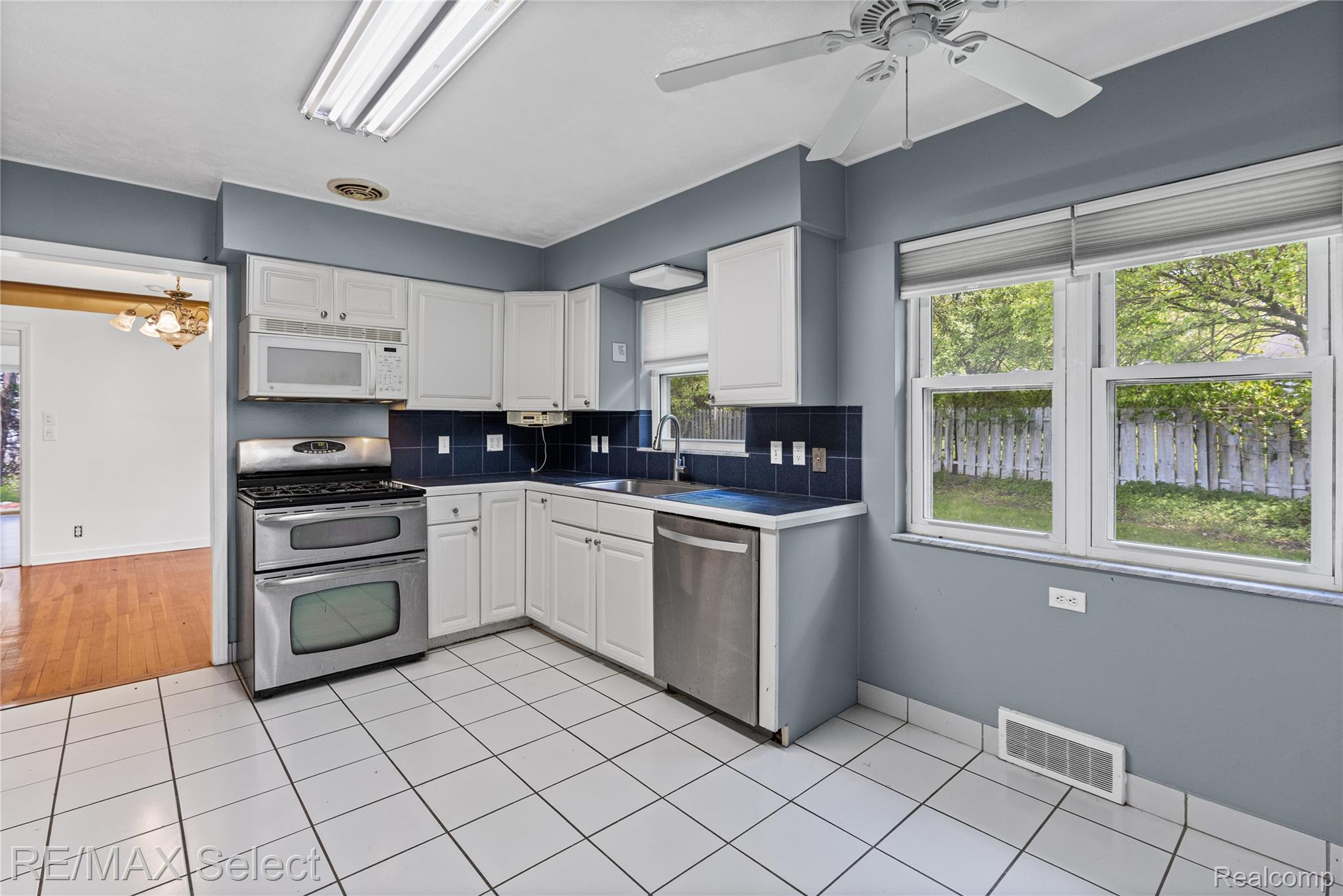 3441 Hawthorne Drive