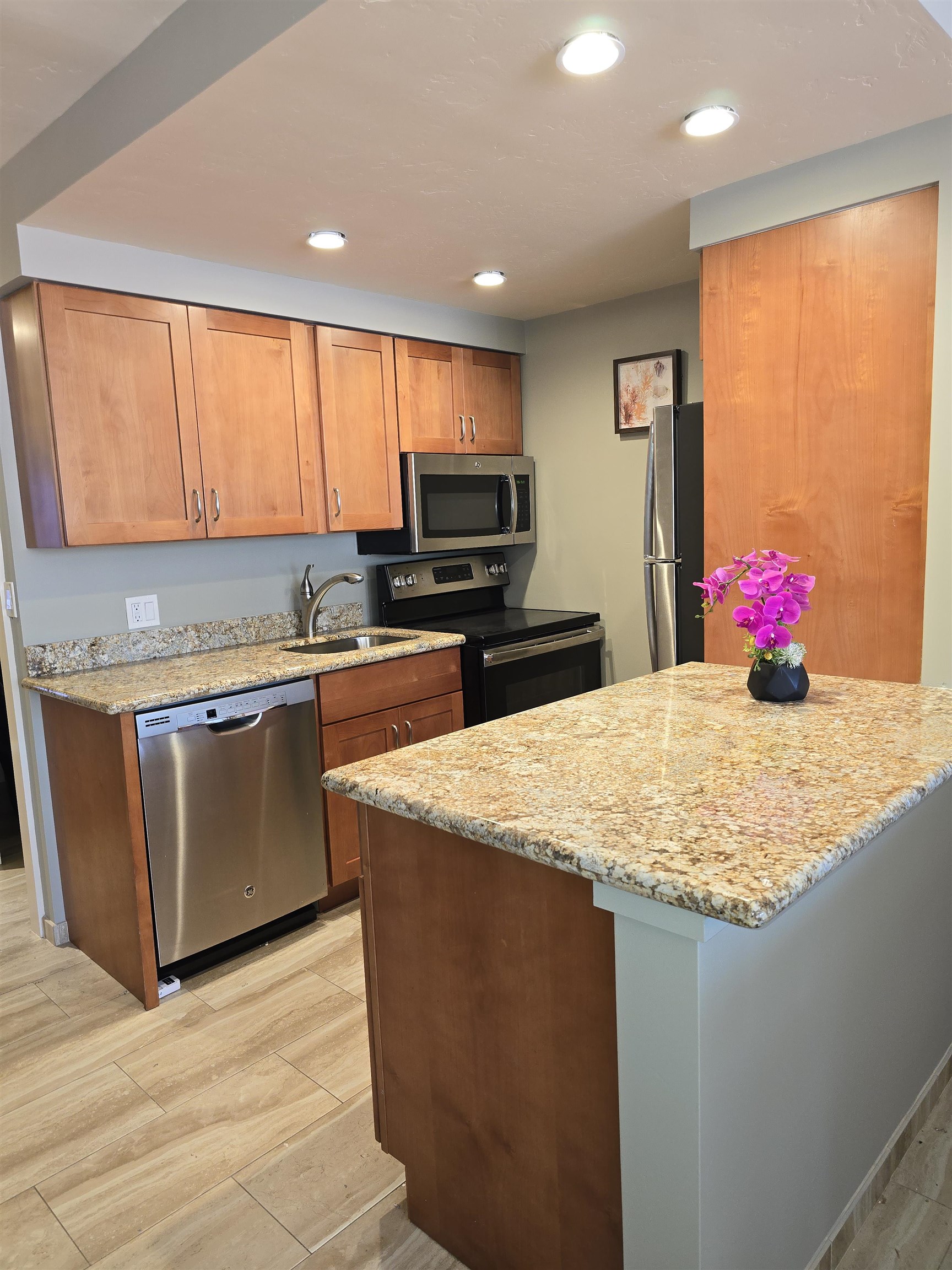 475 Front St Unit: 220