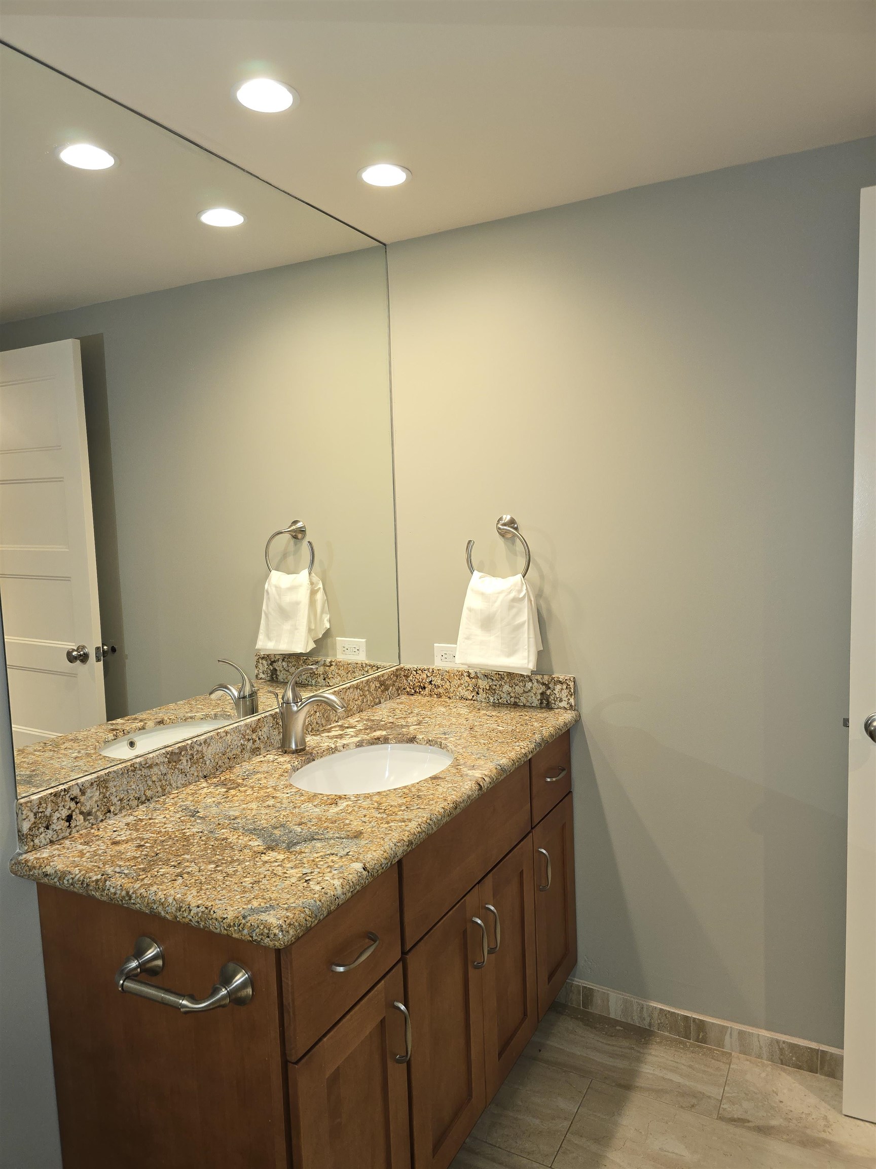 475 Front St Unit: 220