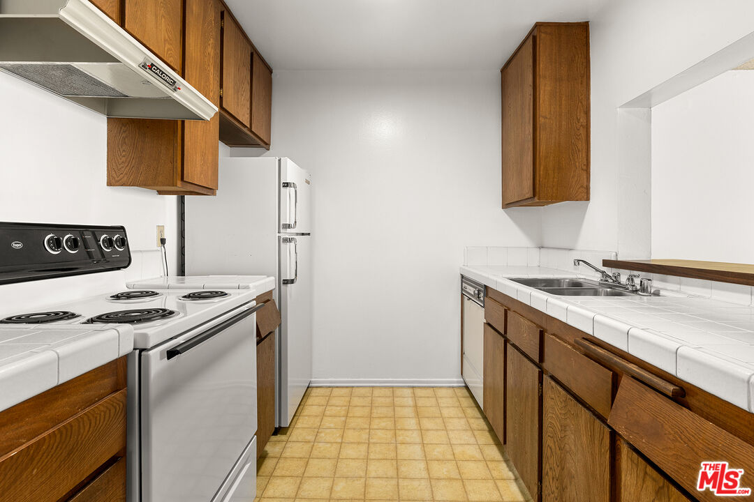 5460 White Oak Ave Unit: D201