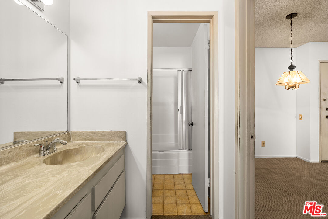 5460 White Oak Ave Unit: D201