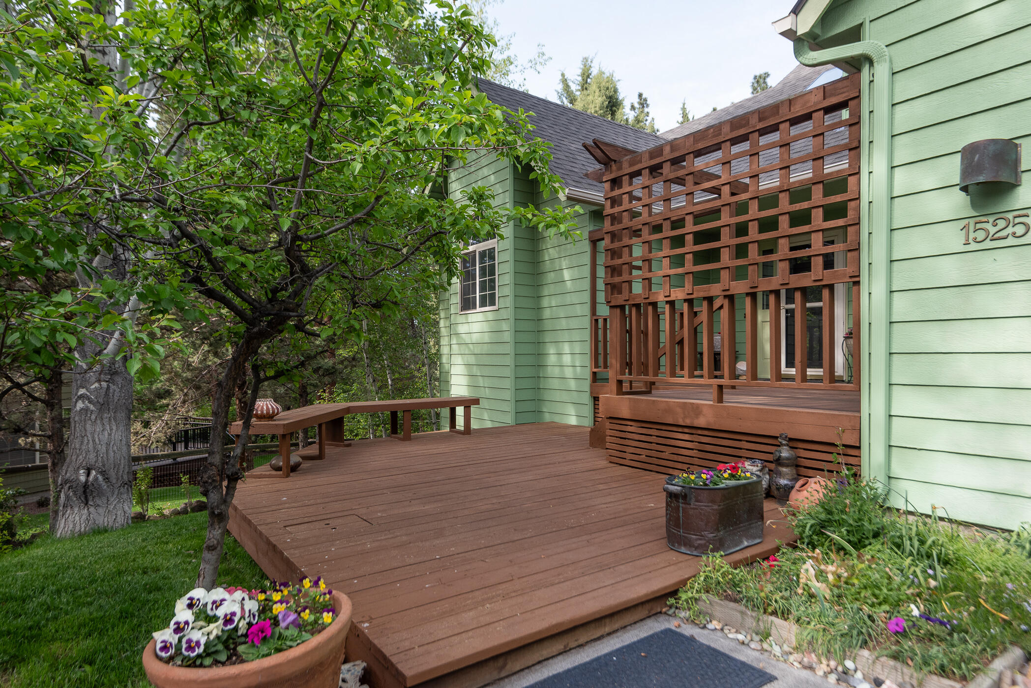 1525 NE Saddle Rock Court
