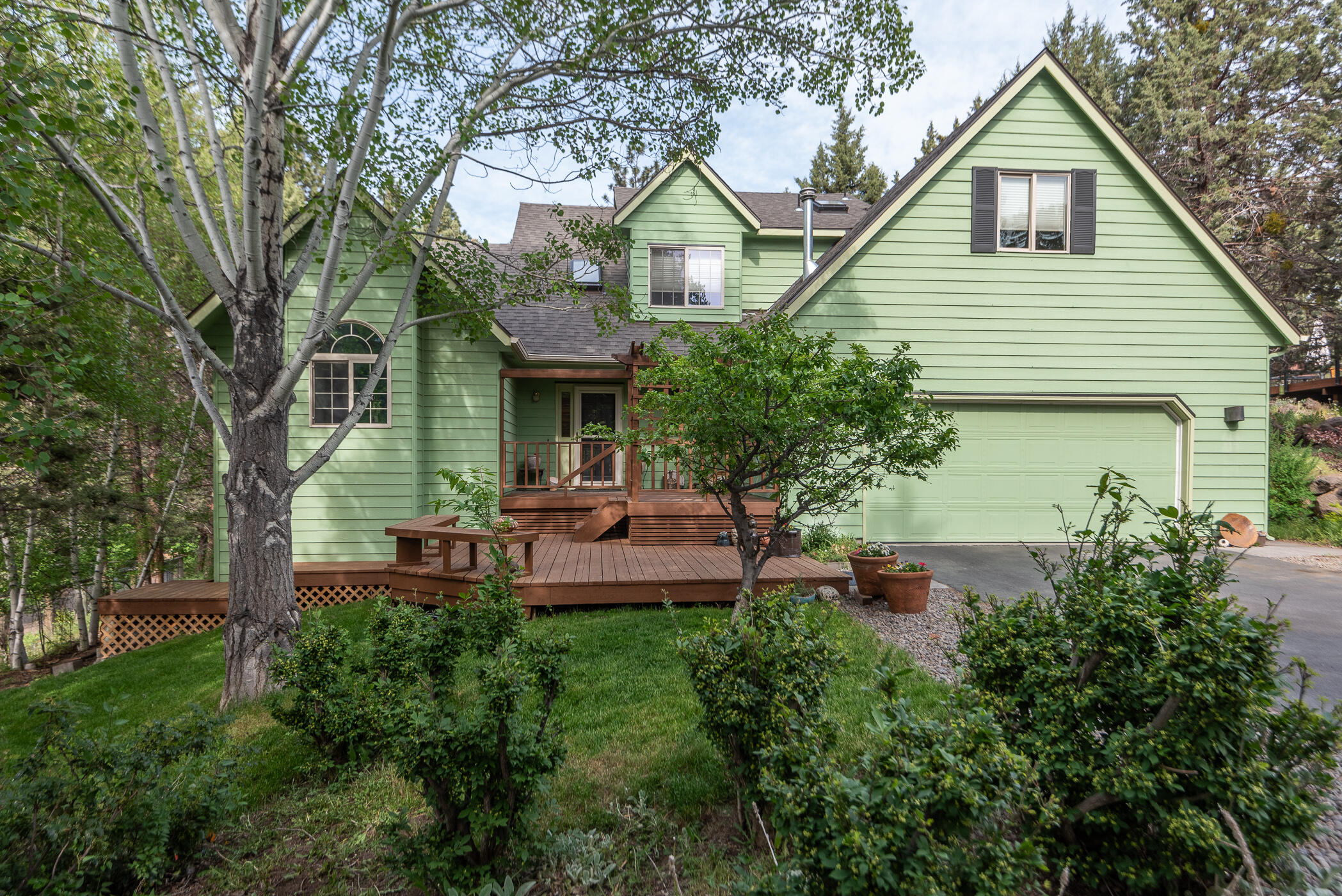 1525 NE Saddle Rock Court