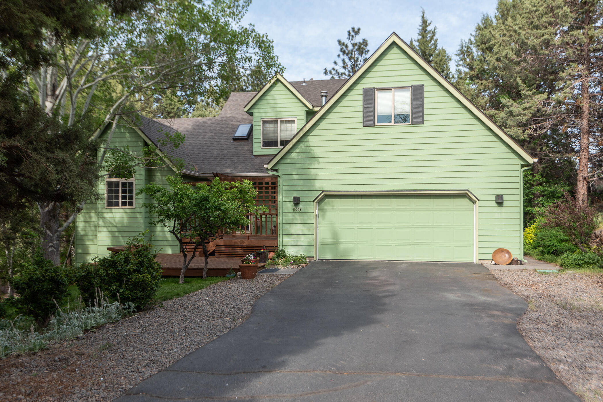 1525 NE Saddle Rock Court