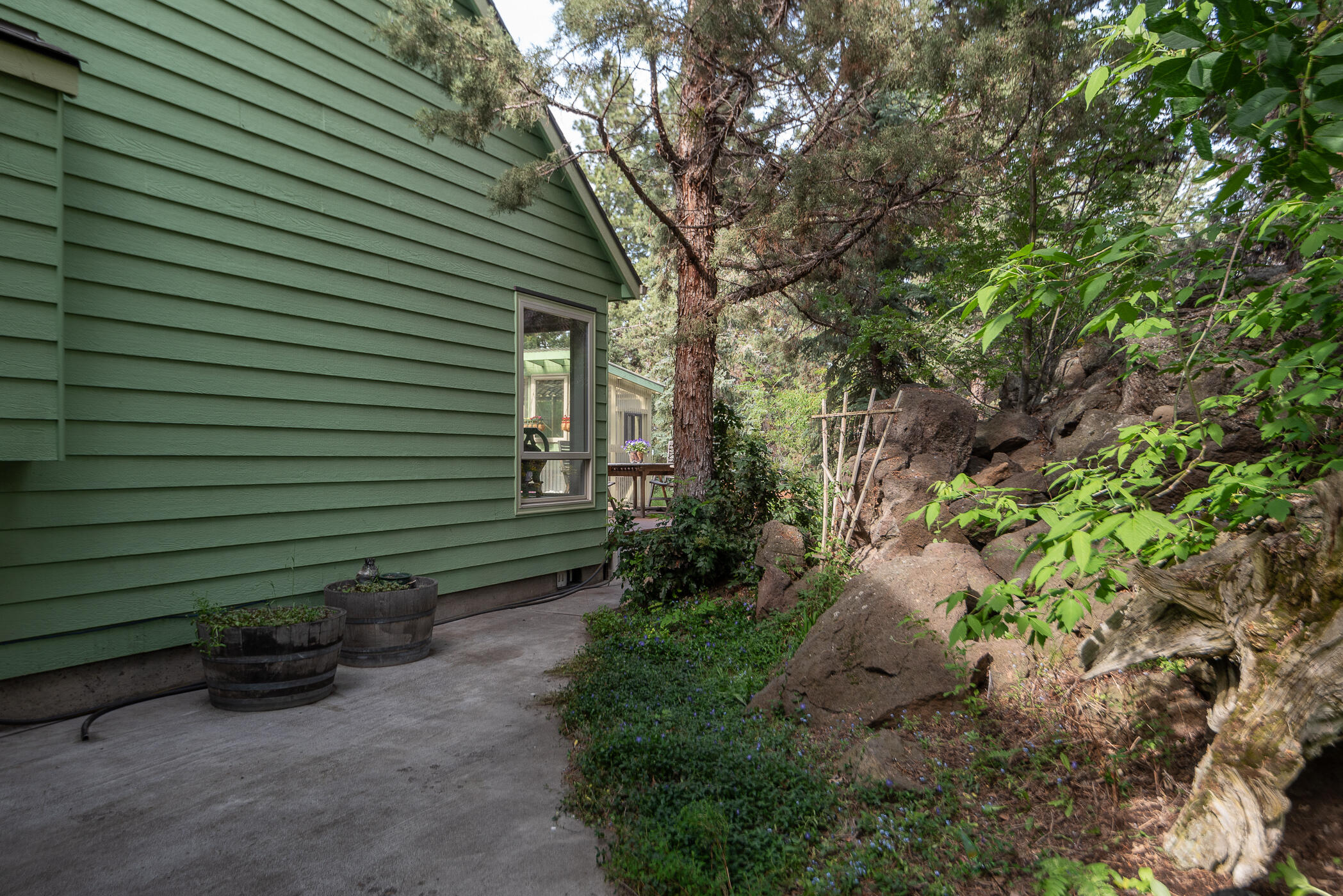 1525 NE Saddle Rock Court
