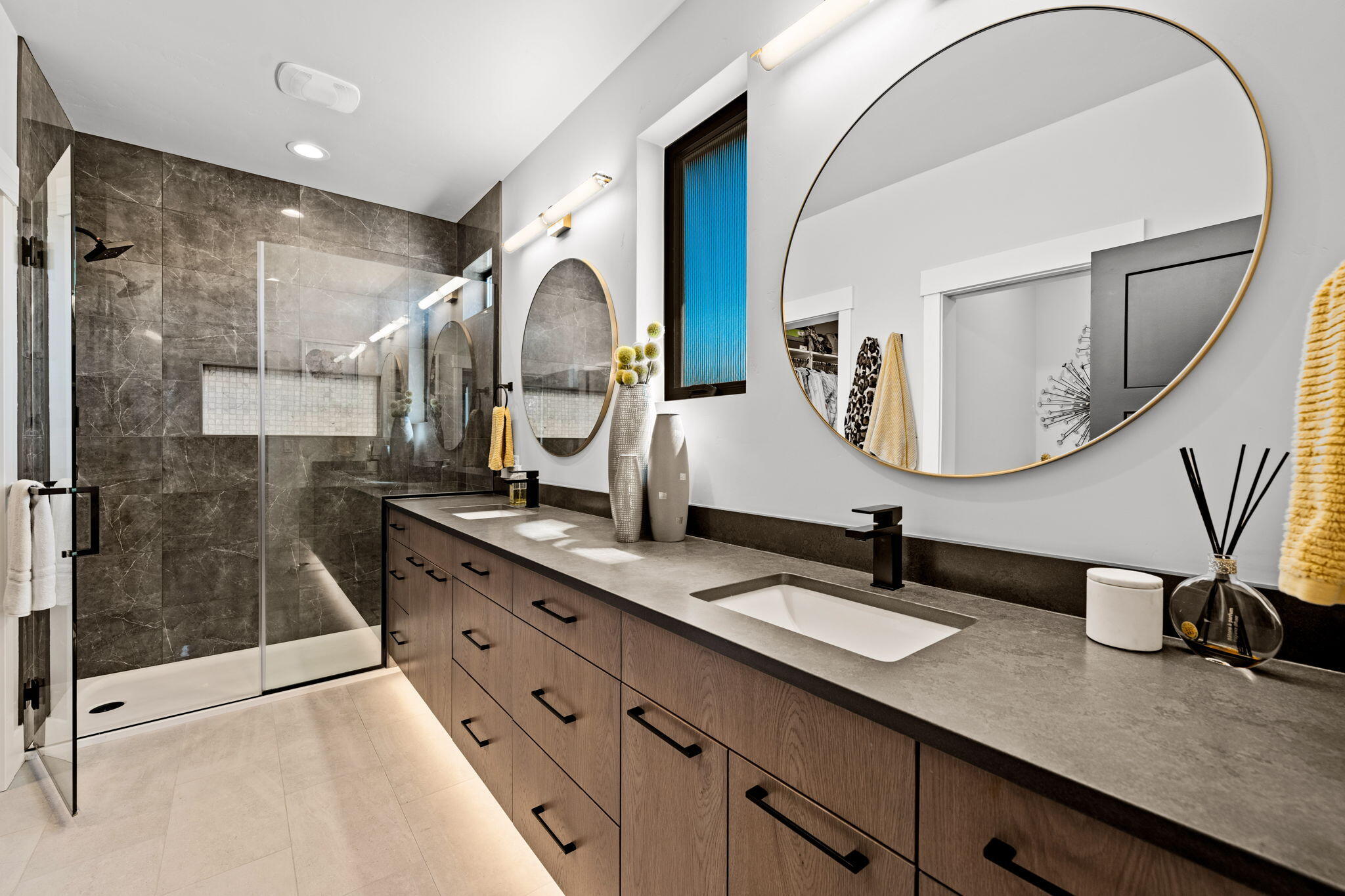 330 E Diamond Peak Avenue