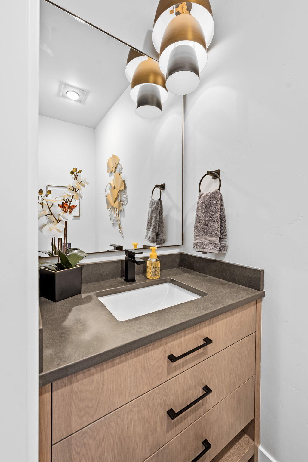 330 E Diamond Peak Avenue