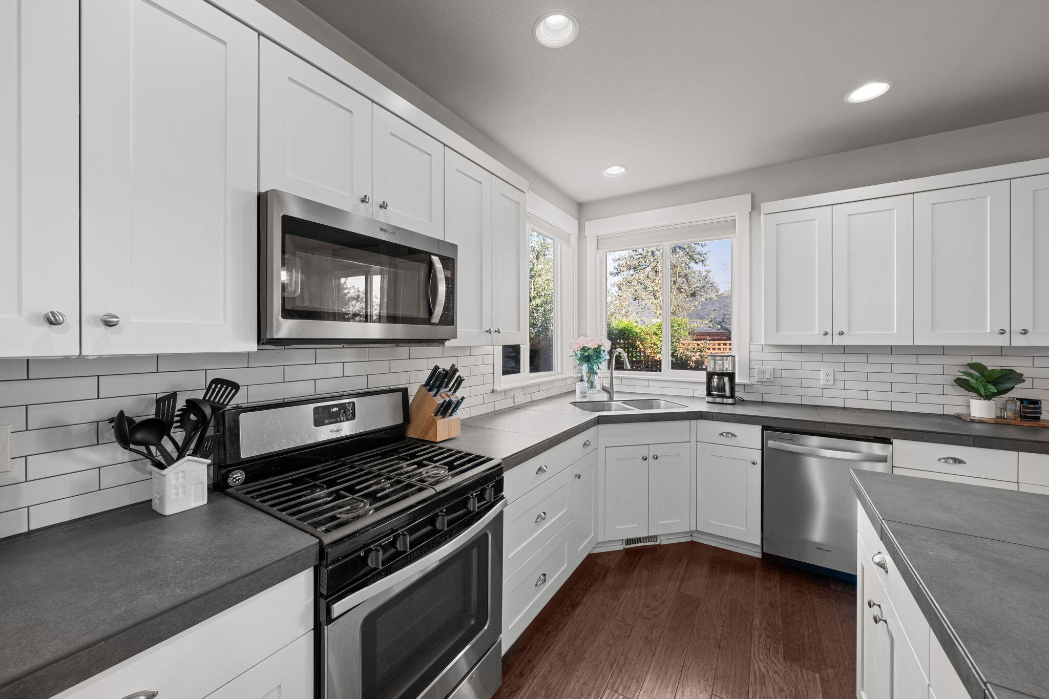1306 NE Hoover Loop
