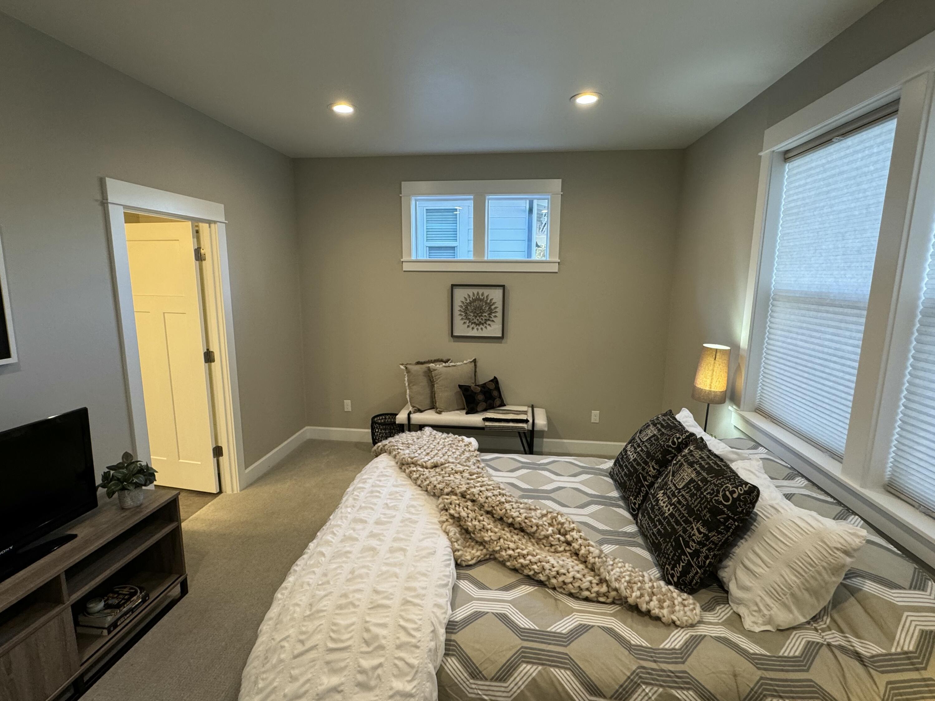 1084 E Horse Back Trail
