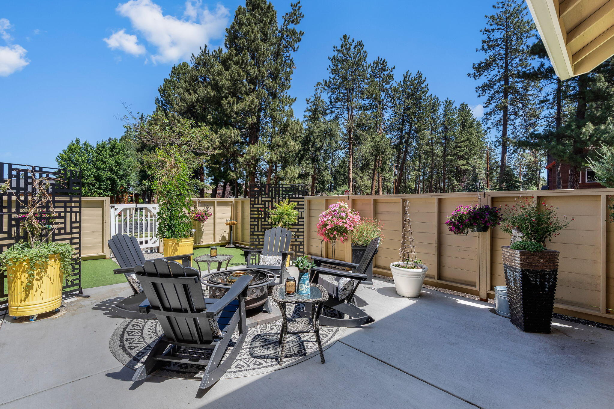 459 W St Helens Avenue