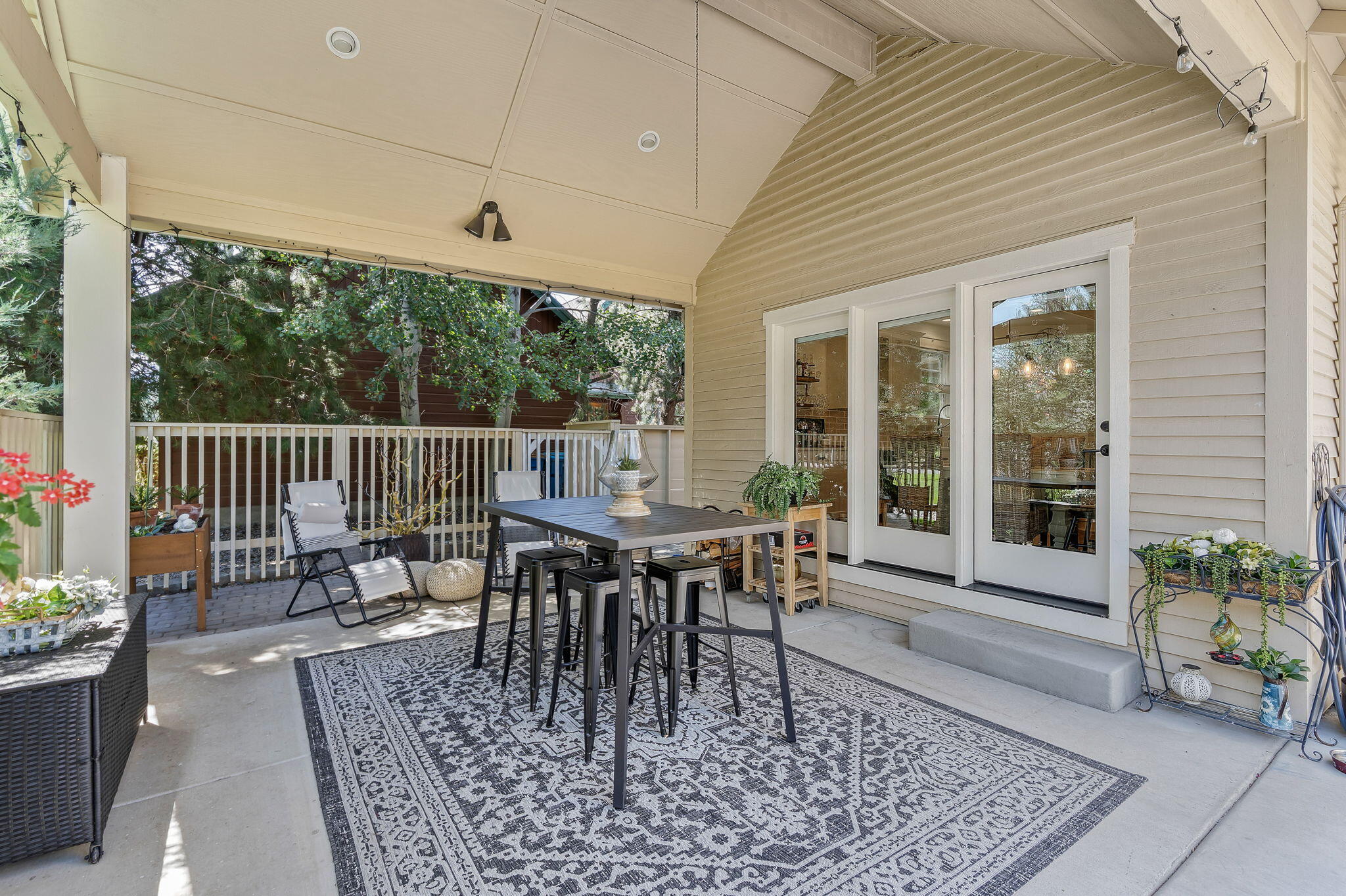 459 W St Helens Avenue
