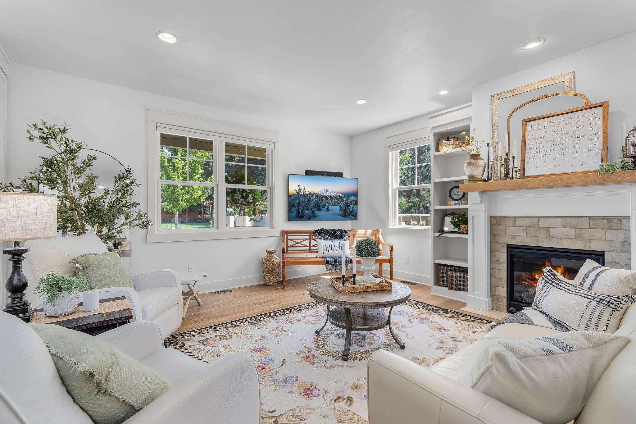 459 W St Helens Avenue