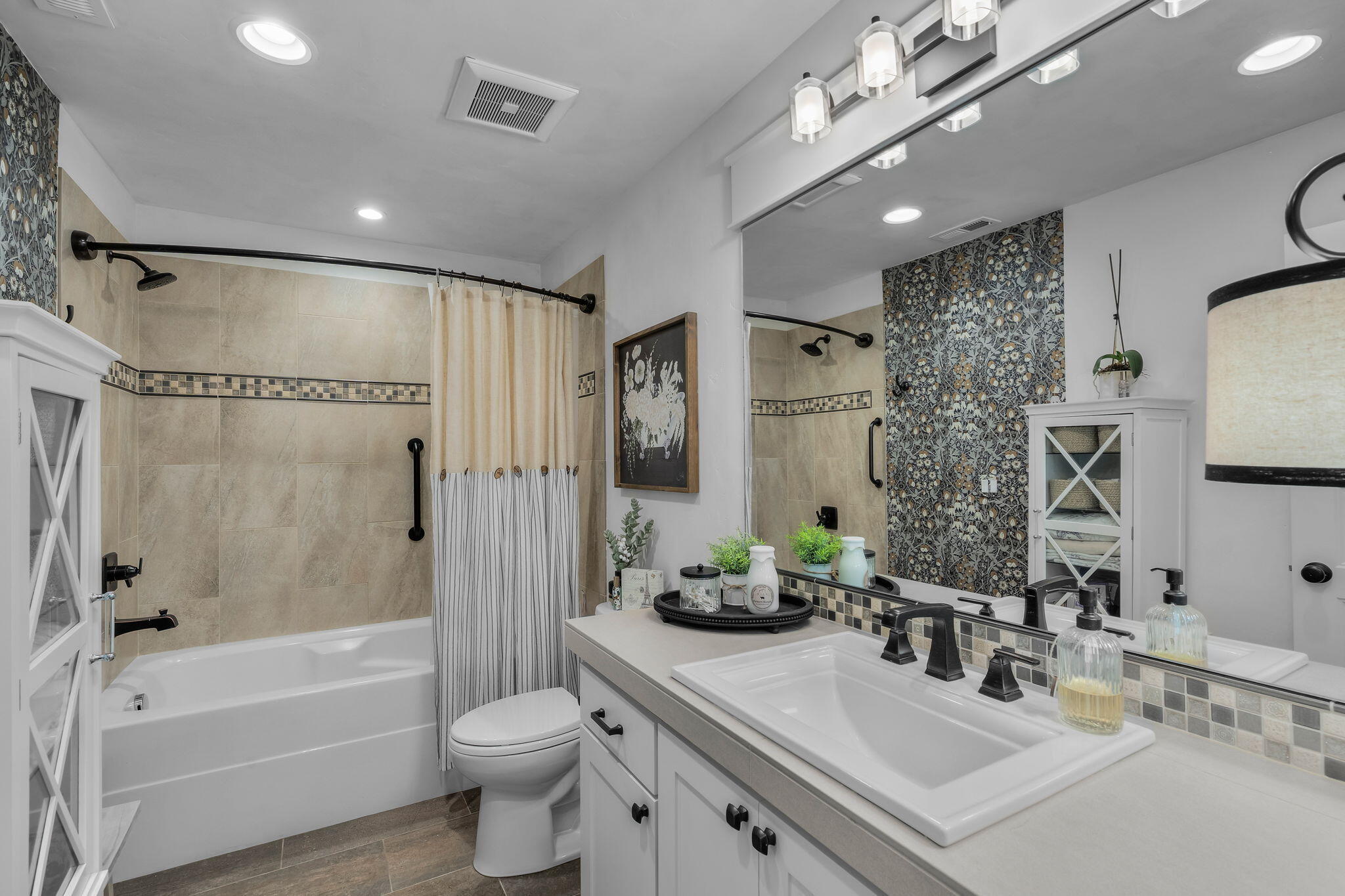 459 W St Helens Avenue