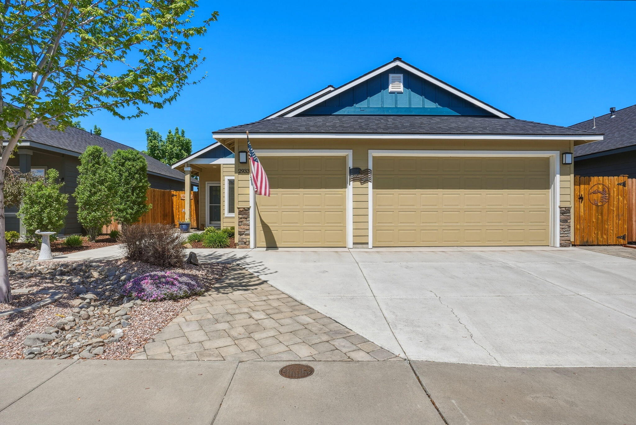 2933 NW Hemlock Lane