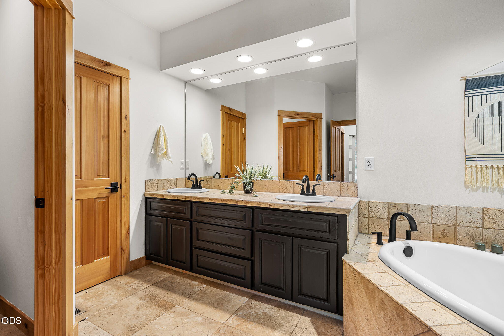 1117 E Creekside Court