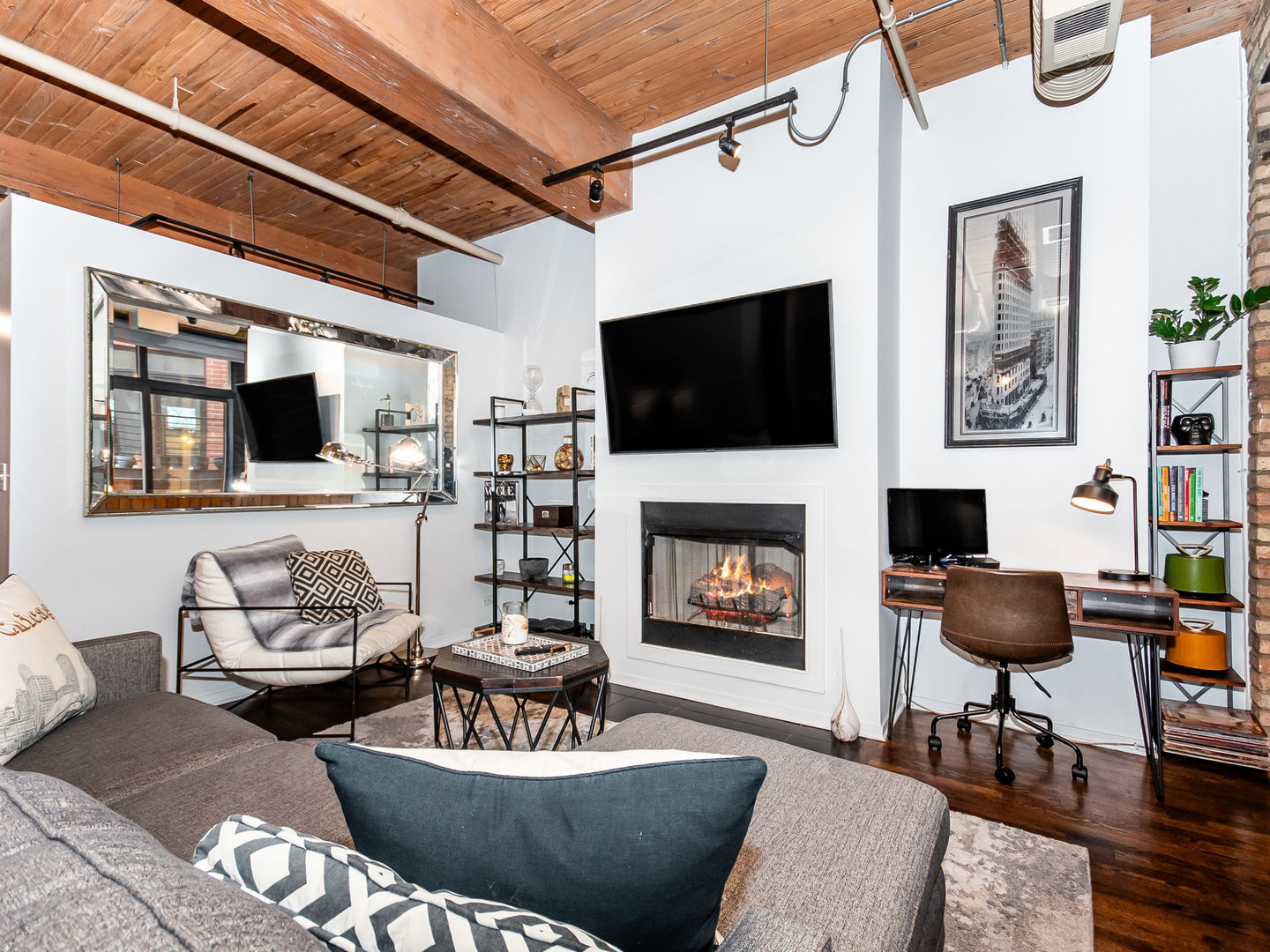 2911 N Western Avenue Unit: 113