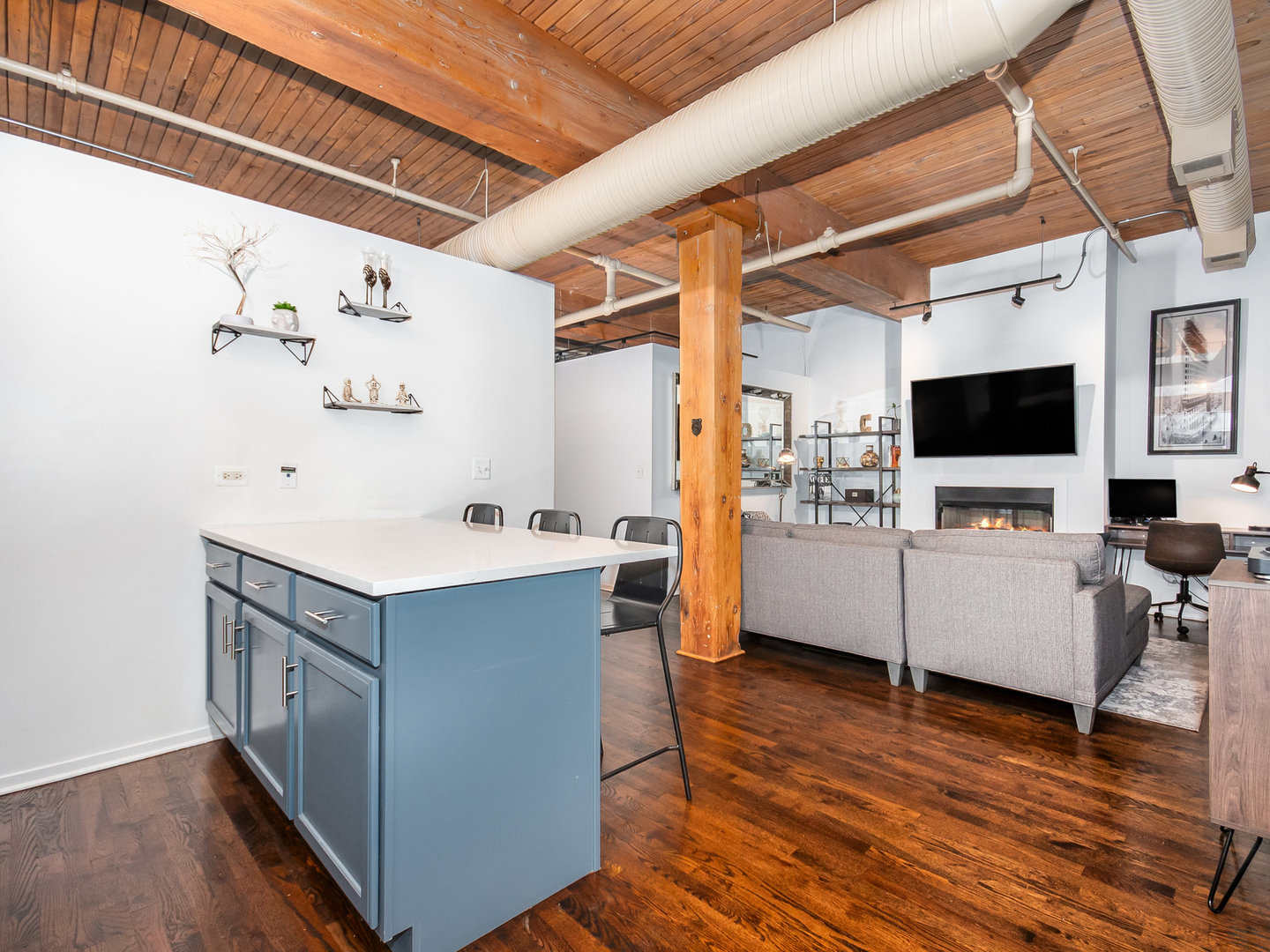 2911 N Western Avenue Unit: 113