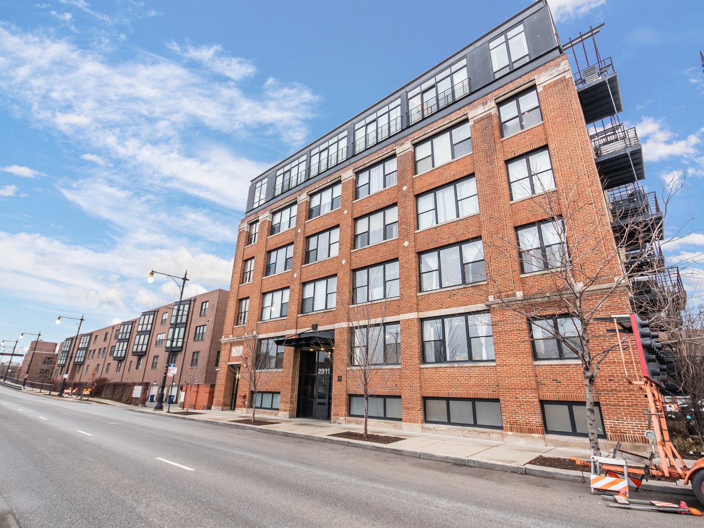 2911 N Western Avenue Unit: 113