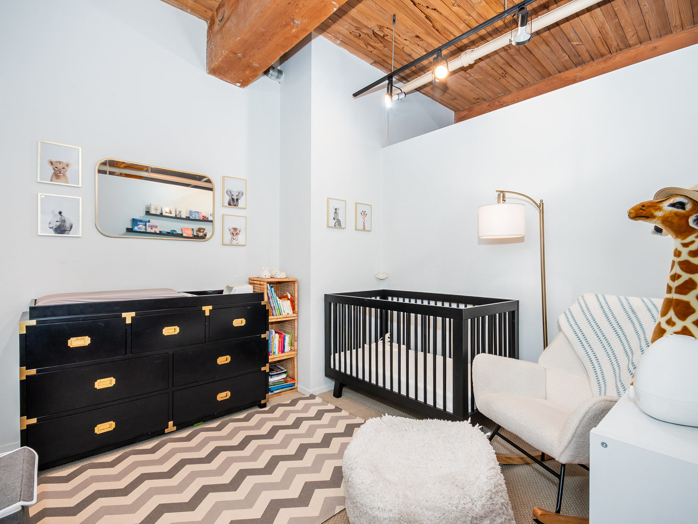 2911 N Western Avenue Unit: 113